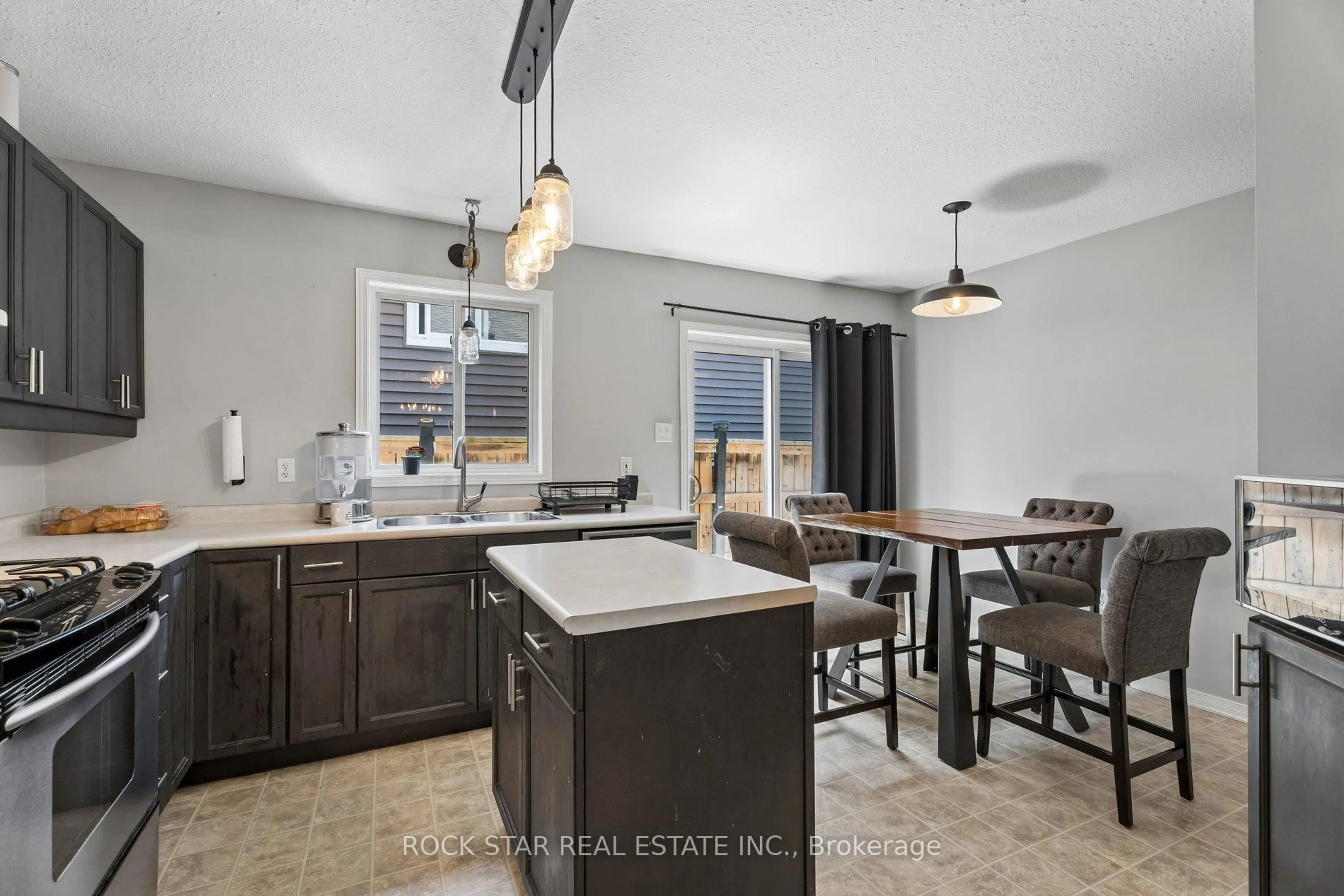 Open concept kitchen, ceramic/tile floor for 56 Golden Acres Dr, West Lincoln Ontario L0R 2A0