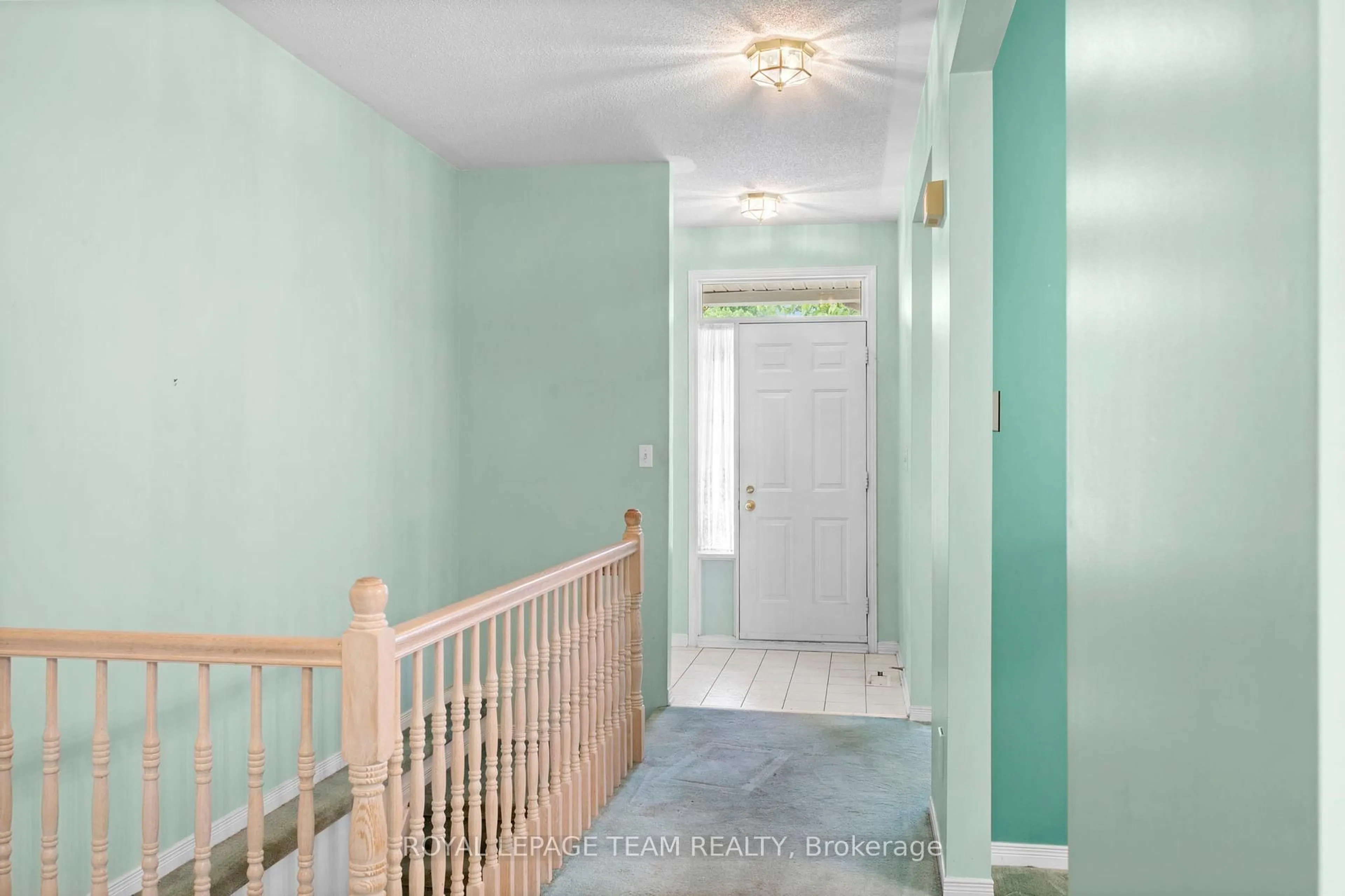 Indoor entryway for 41 Billingham Cres, Ottawa Ontario K2K 2T7