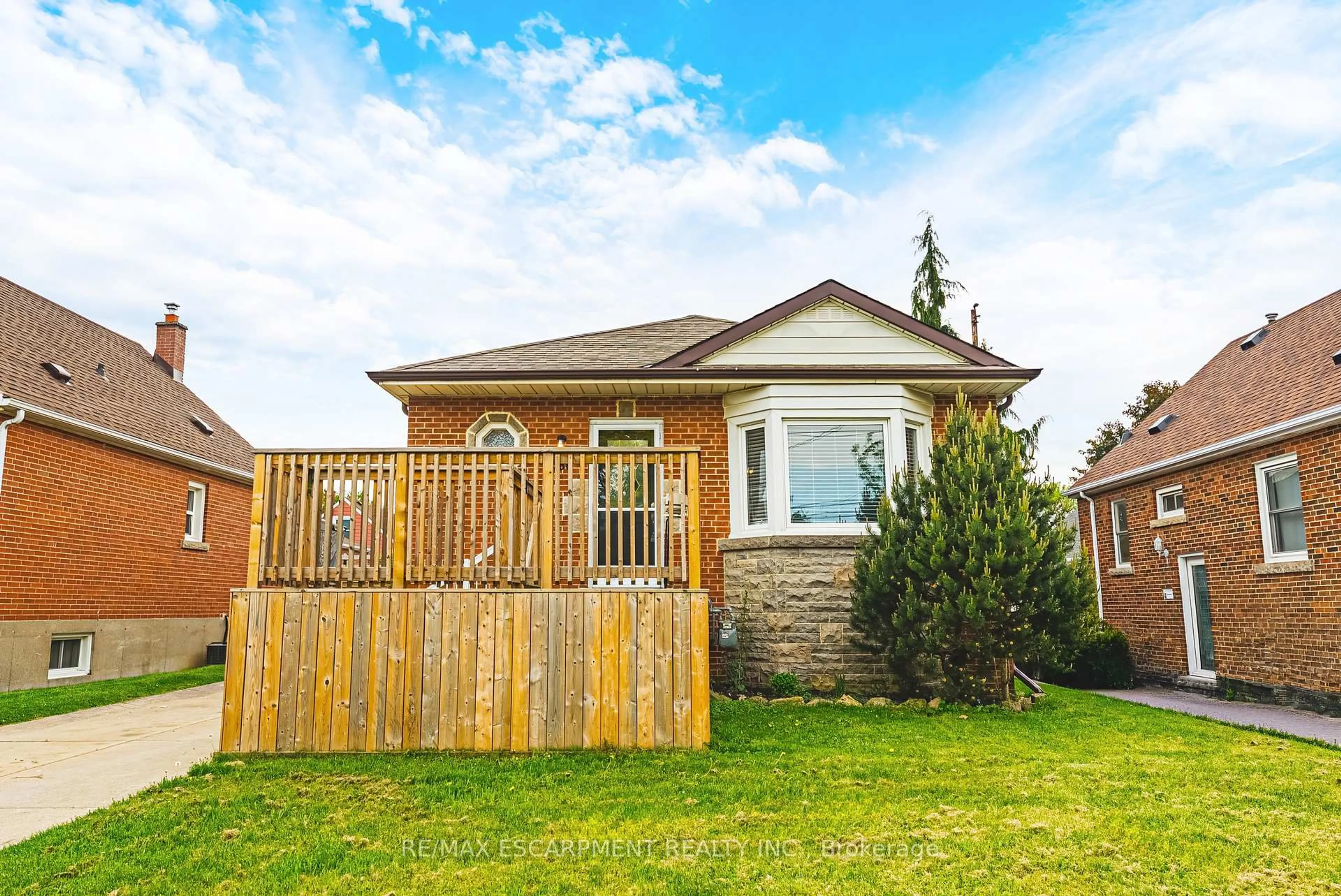 Home with brick exterior material, building for 280 Montrose Ave, Hamilton Ontario L8K 4Z6