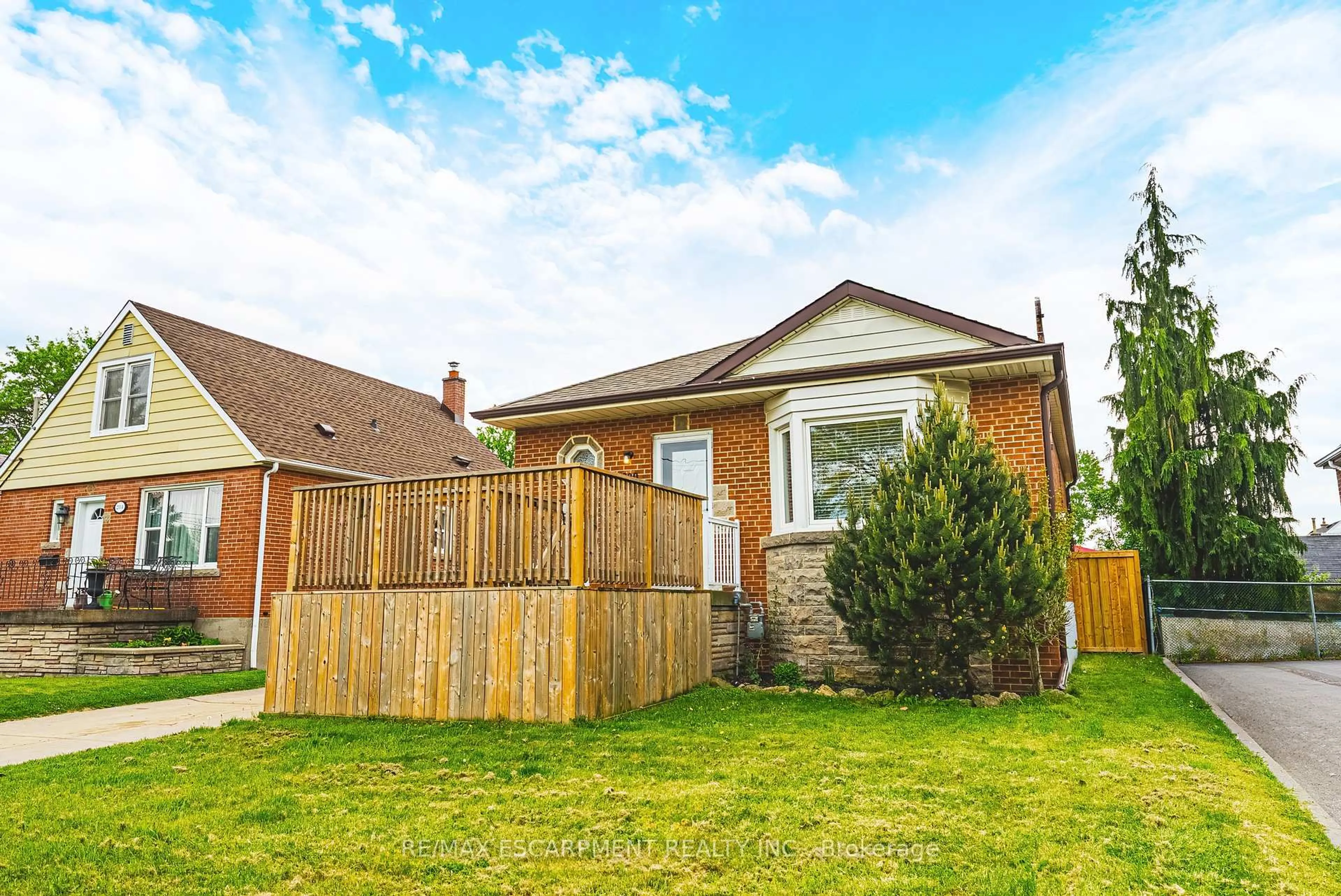 A pic from outside/outdoor area/front of a property/back of a property/a pic from drone, street for 280 Montrose Ave, Hamilton Ontario L8K 4Z6