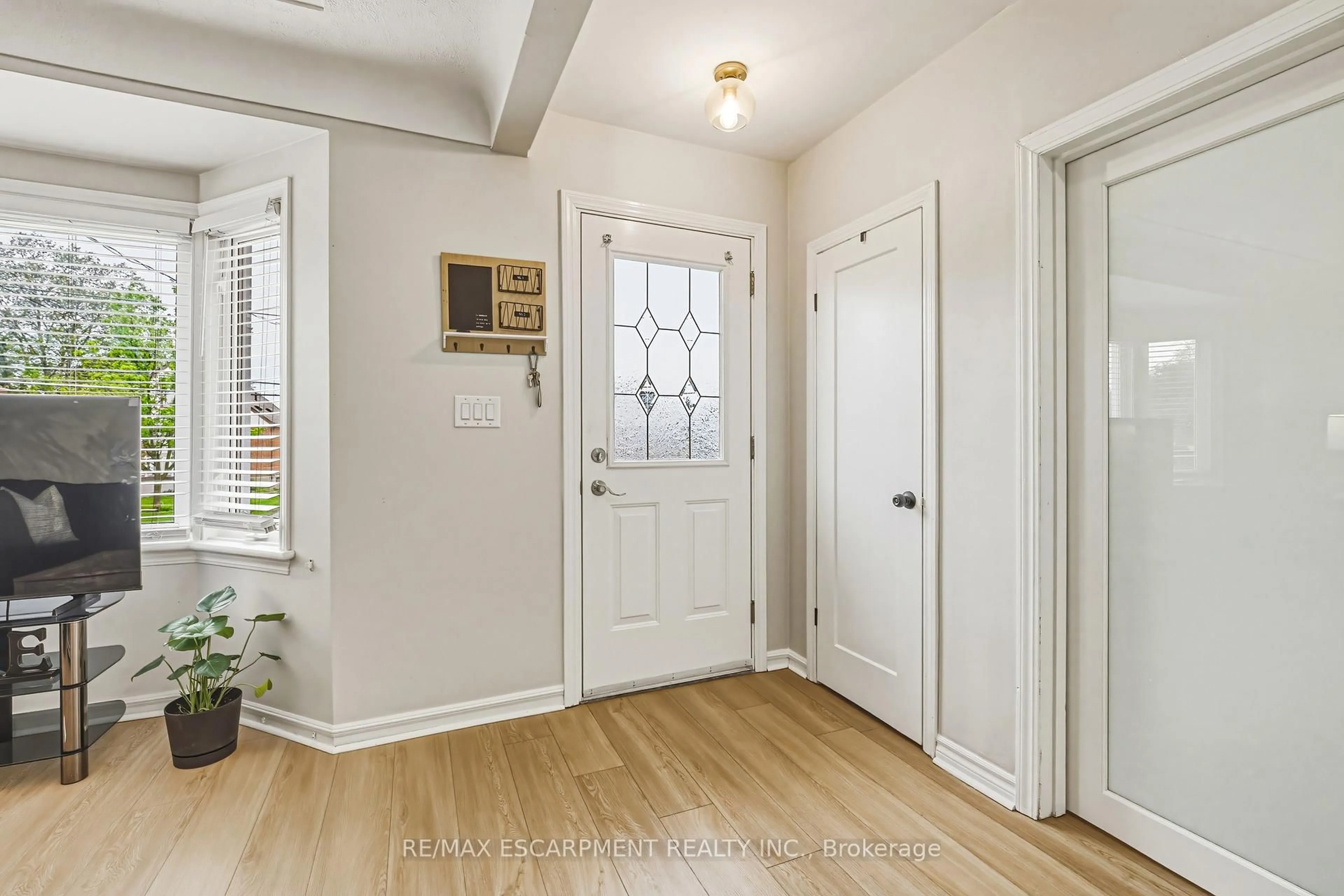 Indoor entryway for 280 Montrose Ave, Hamilton Ontario L8K 4Z6
