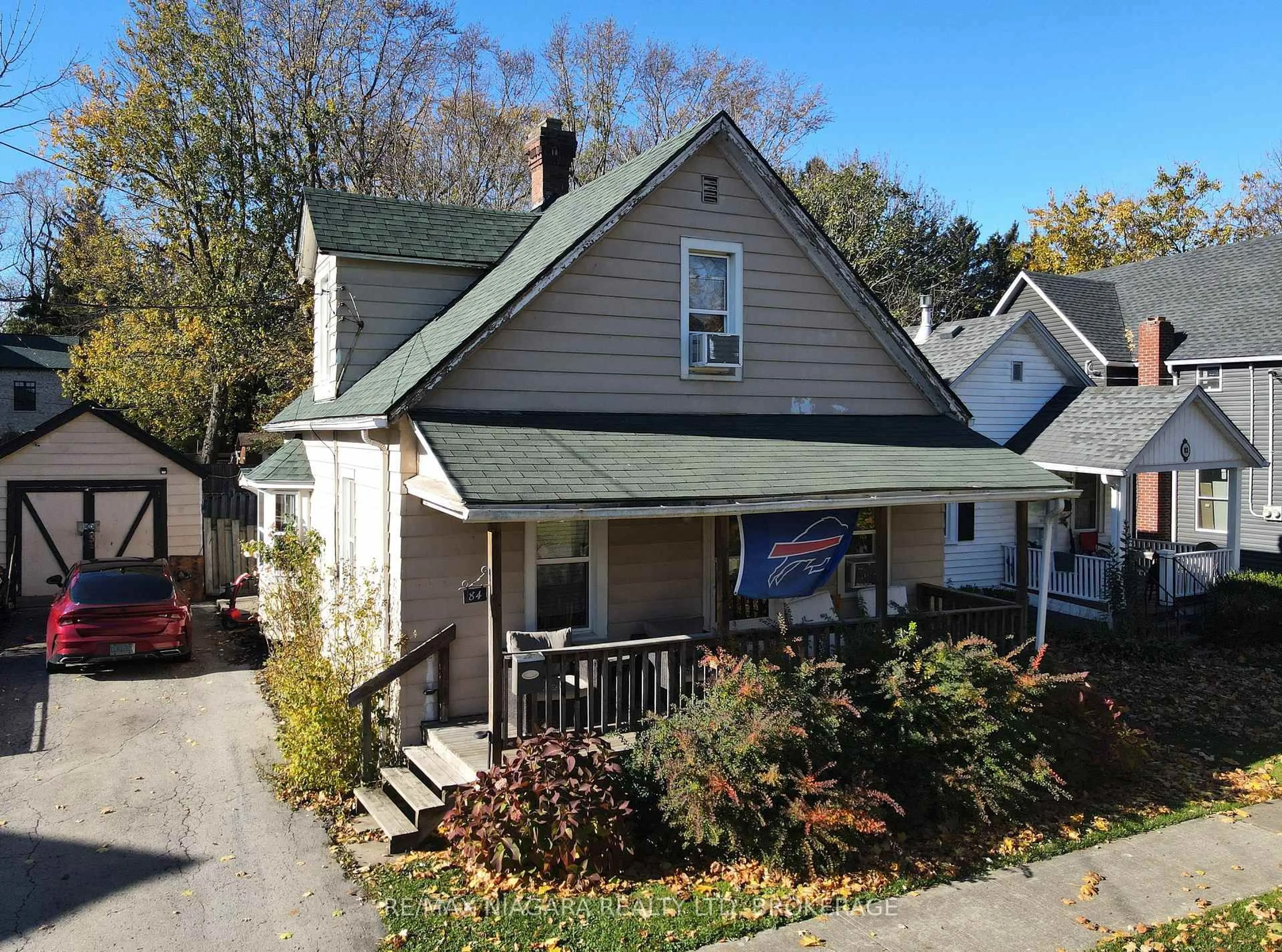 A pic from outside/outdoor area/front of a property/back of a property/a pic from drone, street for 84 Waterloo St, Fort Erie Ontario L2A 3J7
