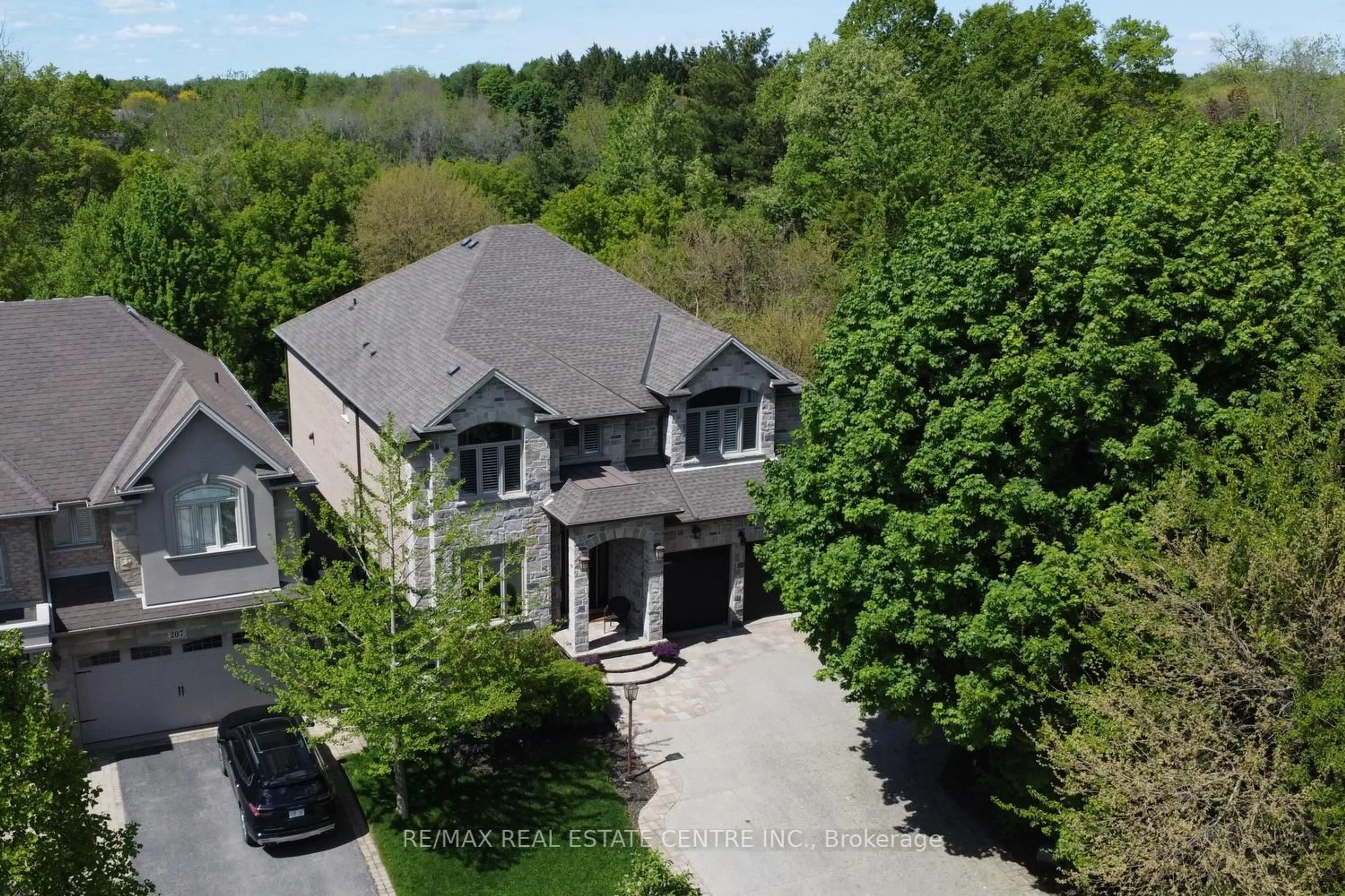 A pic from outside/outdoor area/front of a property/back of a property/a pic from drone, unknown for 211 Tollgate Dr, Hamilton Ontario L9G 5C8