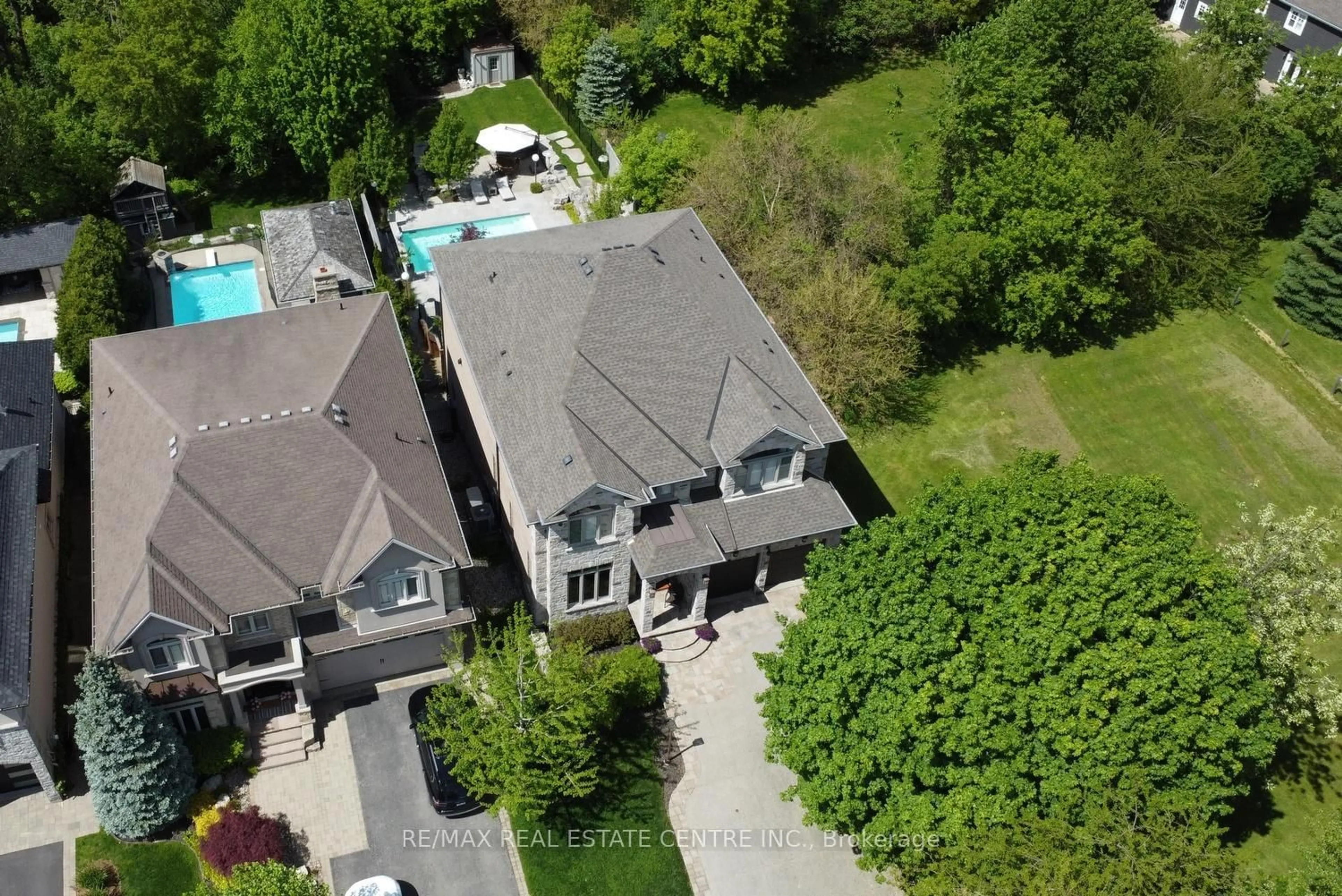 A pic from outside/outdoor area/front of a property/back of a property/a pic from drone, unknown for 211 Tollgate Dr, Hamilton Ontario L9G 5C8