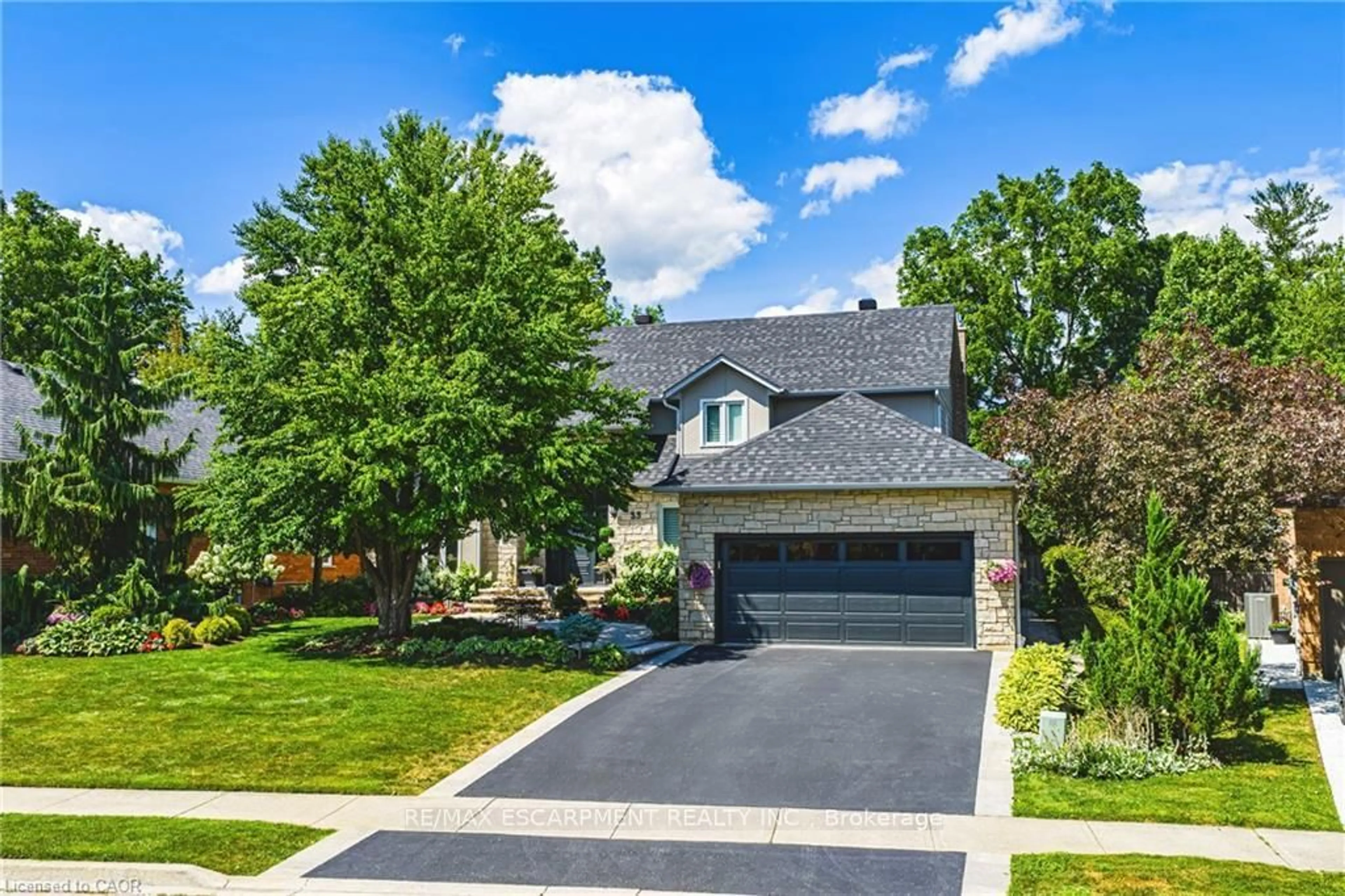 Home with brick exterior material, street for 33 Golfview Cres, Hamilton Ontario L9H 6V1
