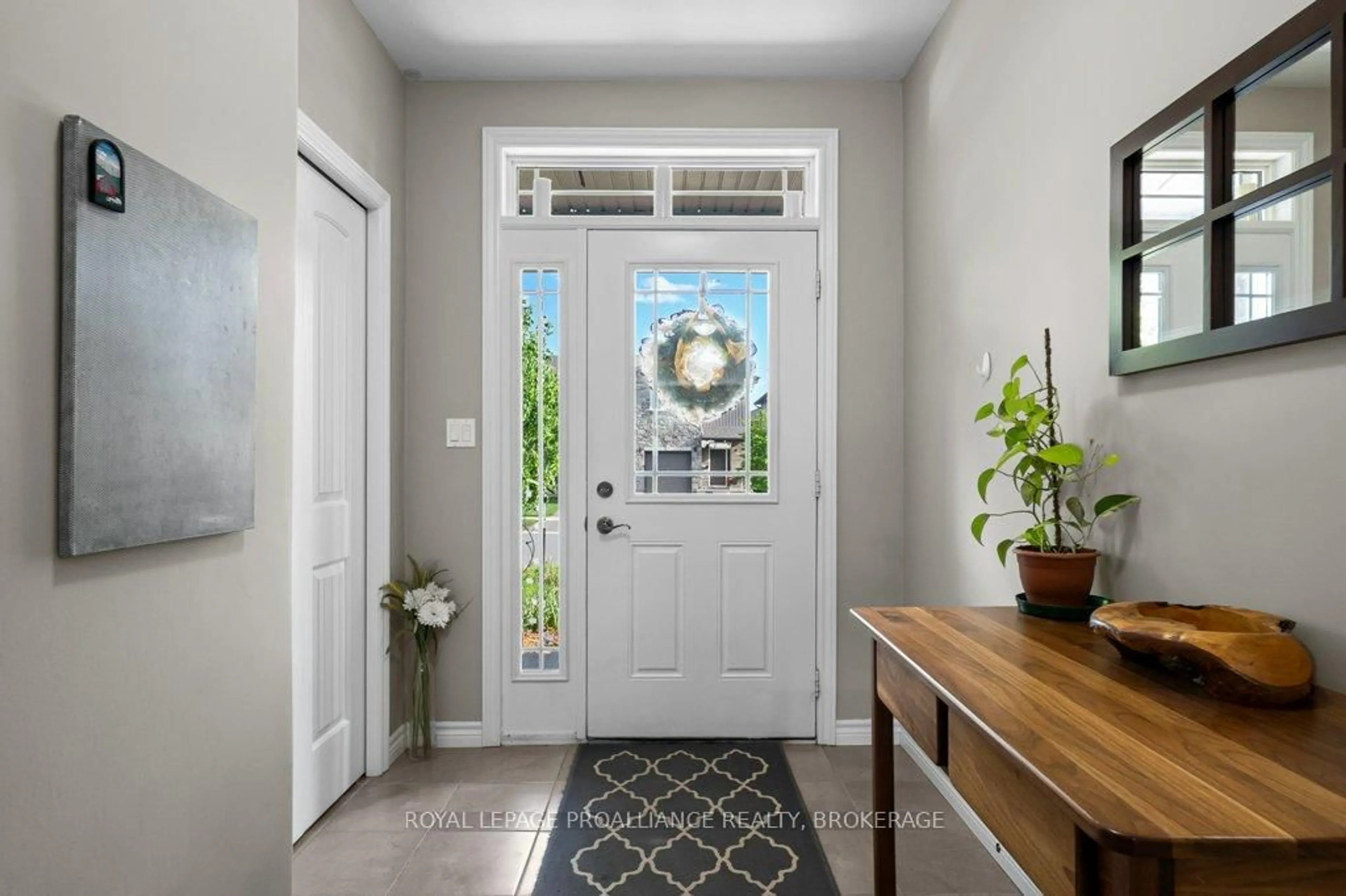 Indoor entryway for 1560 Davenport Cres, Kingston Ontario K7P 0H7
