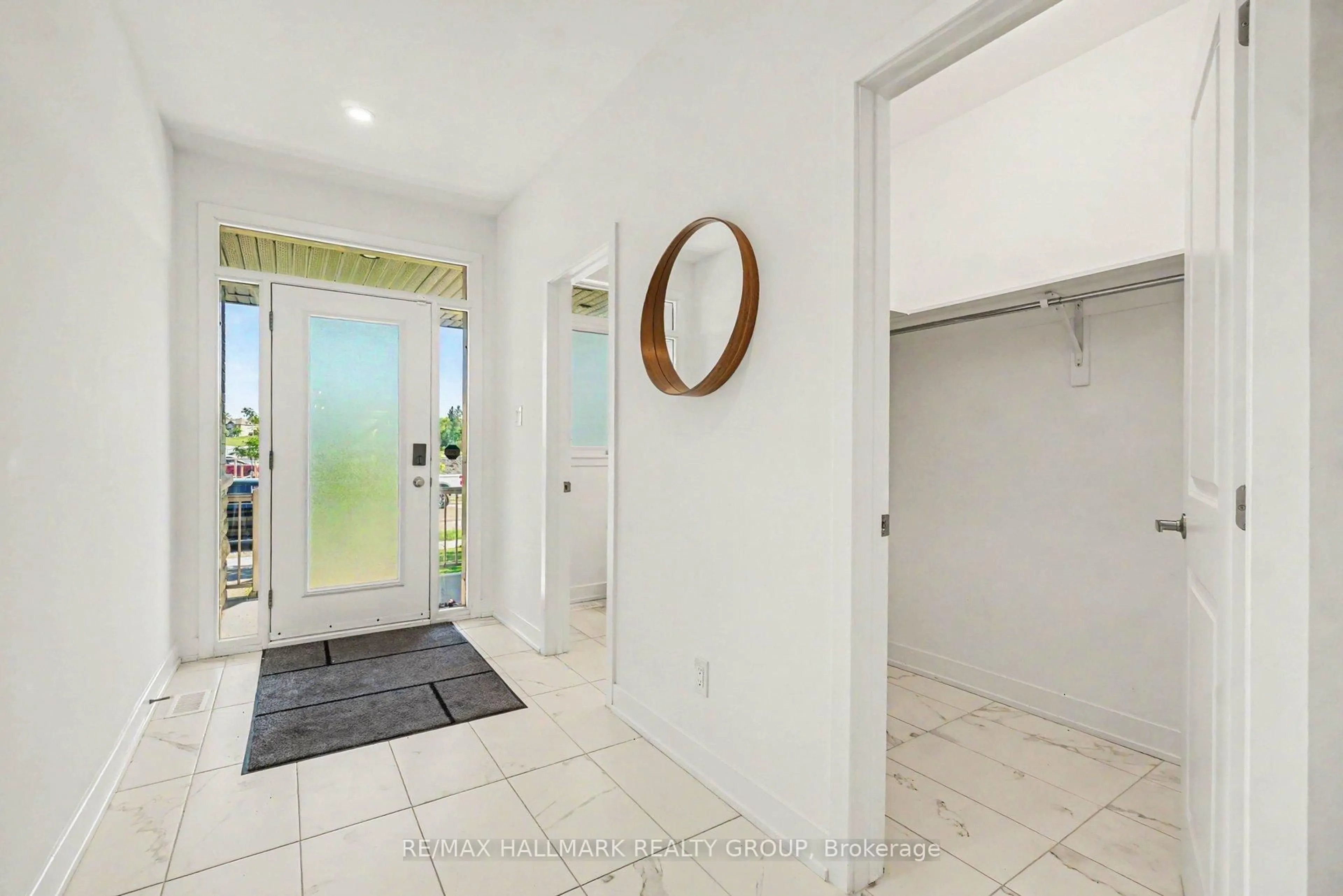 Indoor entryway for 257 Joshua St, Ottawa Ontario K0A 2Y0