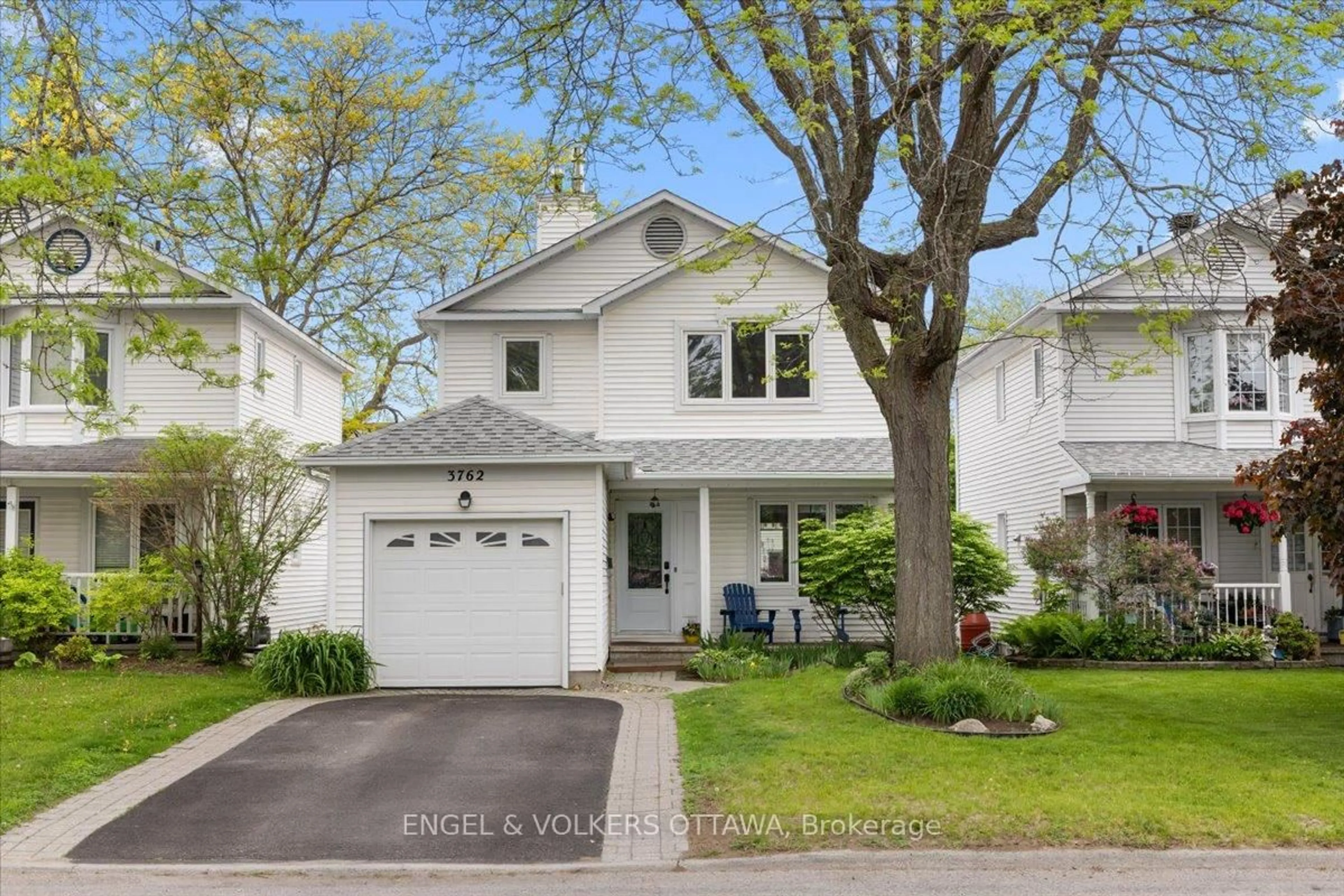 Home with vinyl exterior material, street for 3762 Autumnwood St, Ottawa Ontario K1T 2K8