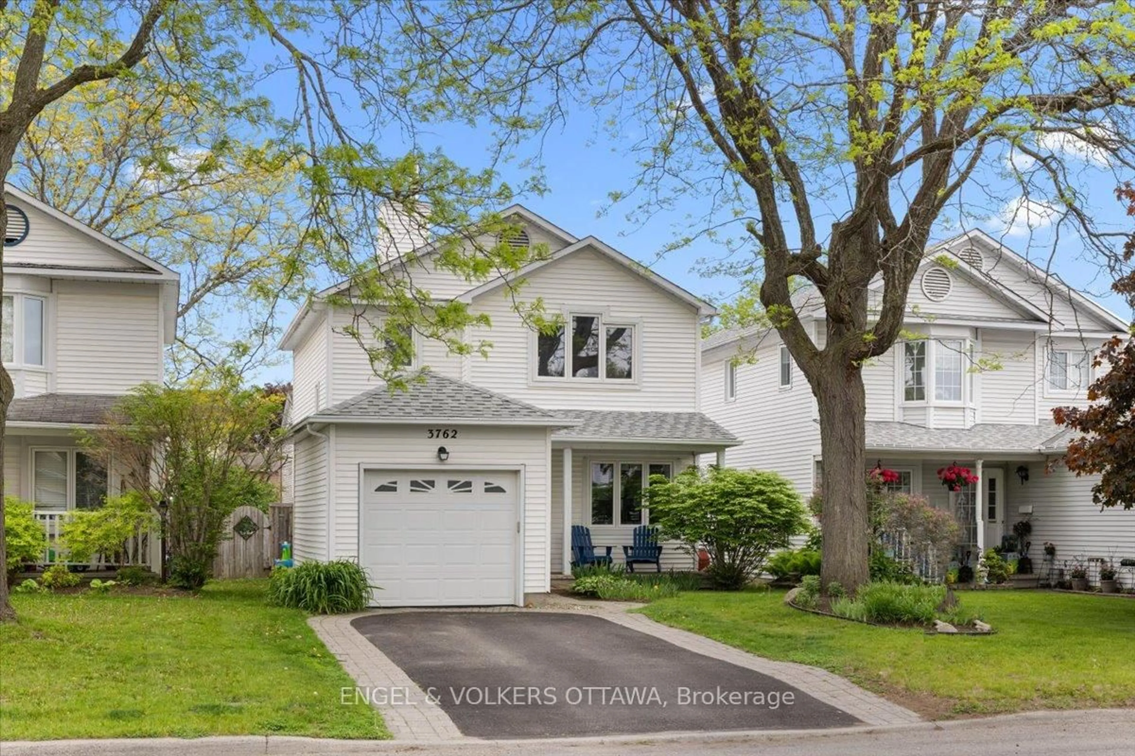 Home with vinyl exterior material, street for 3762 Autumnwood St, Ottawa Ontario K1T 2K8
