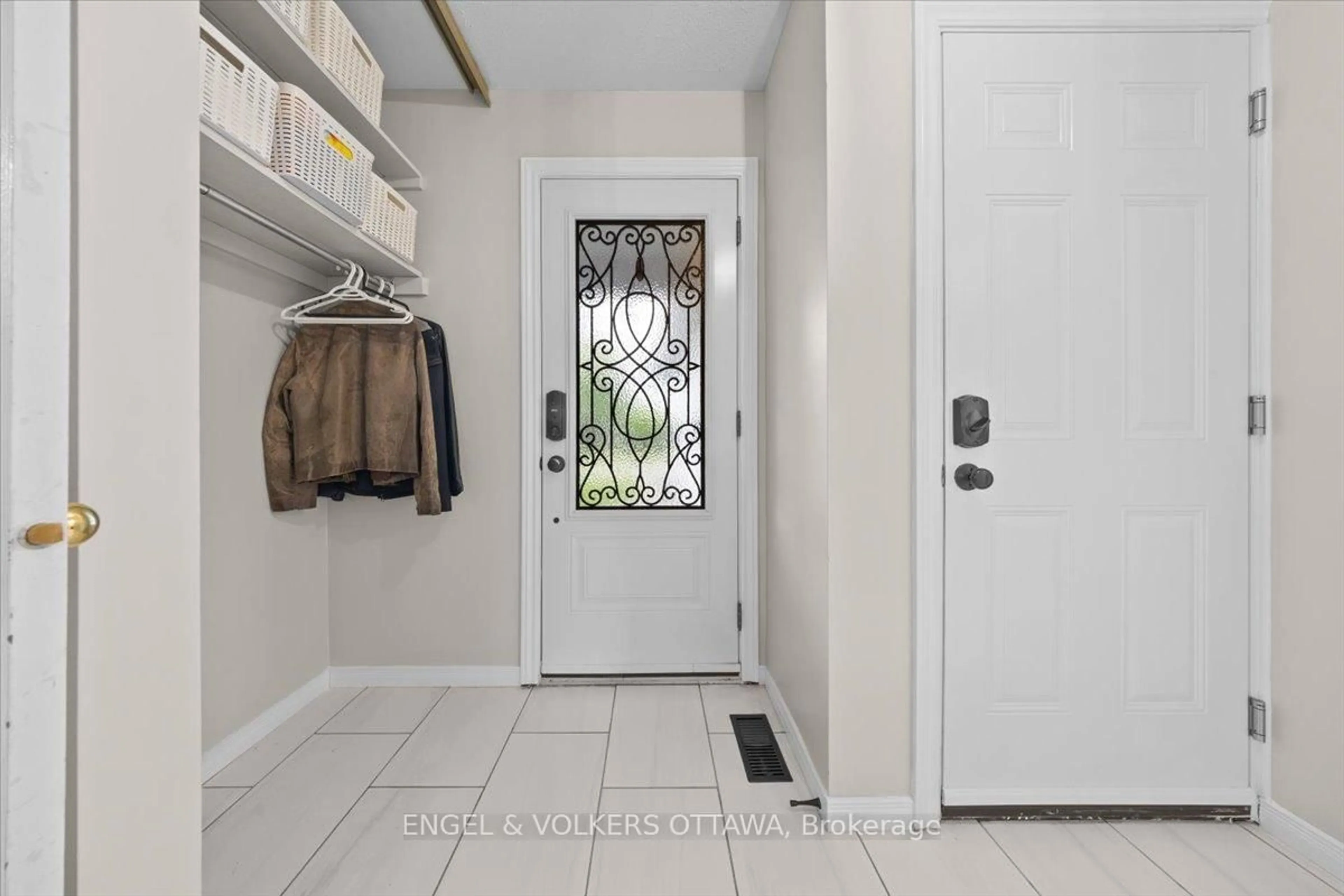 Indoor entryway for 3762 Autumnwood St, Ottawa Ontario K1T 2K8