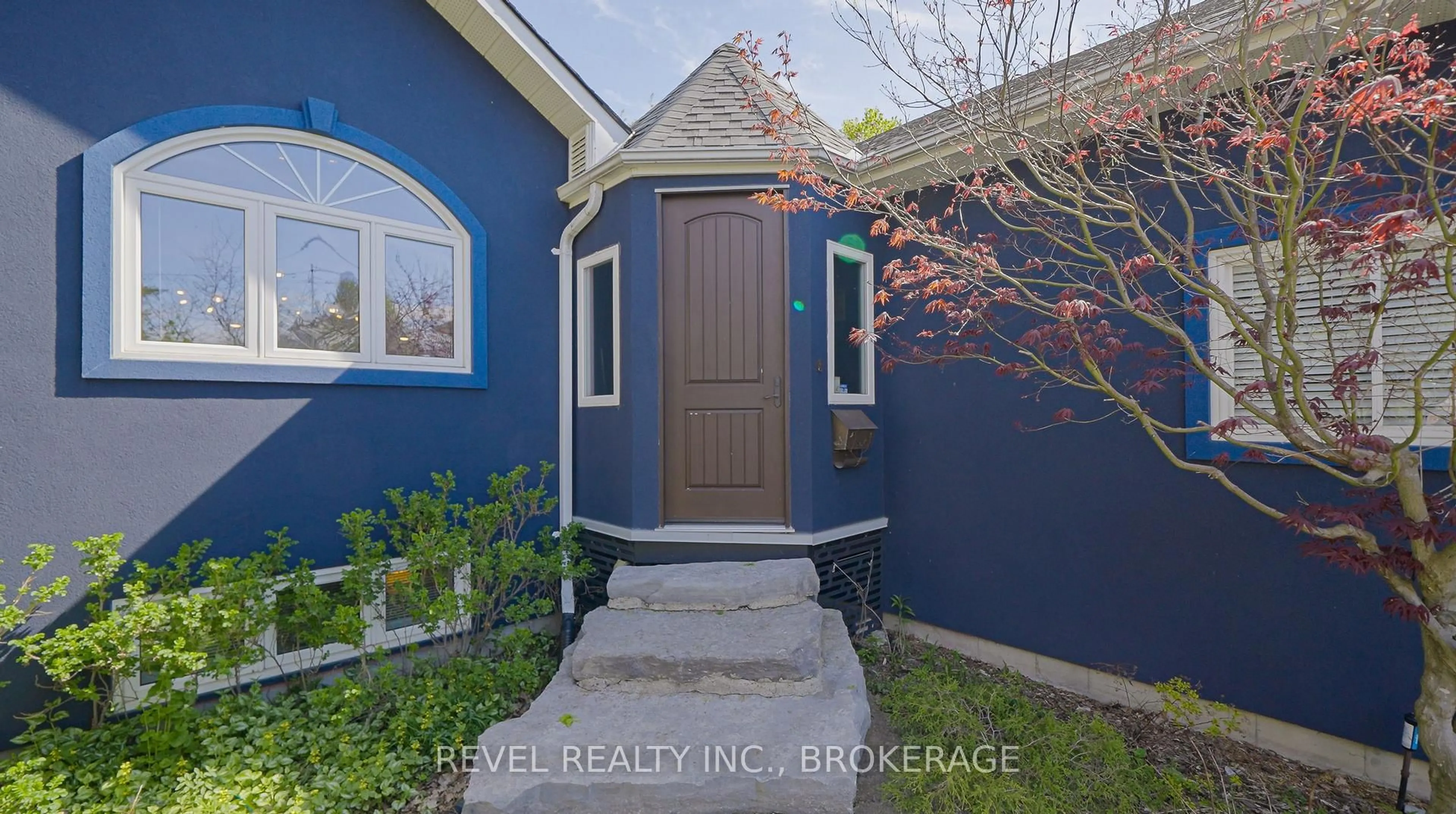 Indoor entryway for 1142 Coverdale Dr, Kingston Ontario K7M 8X7