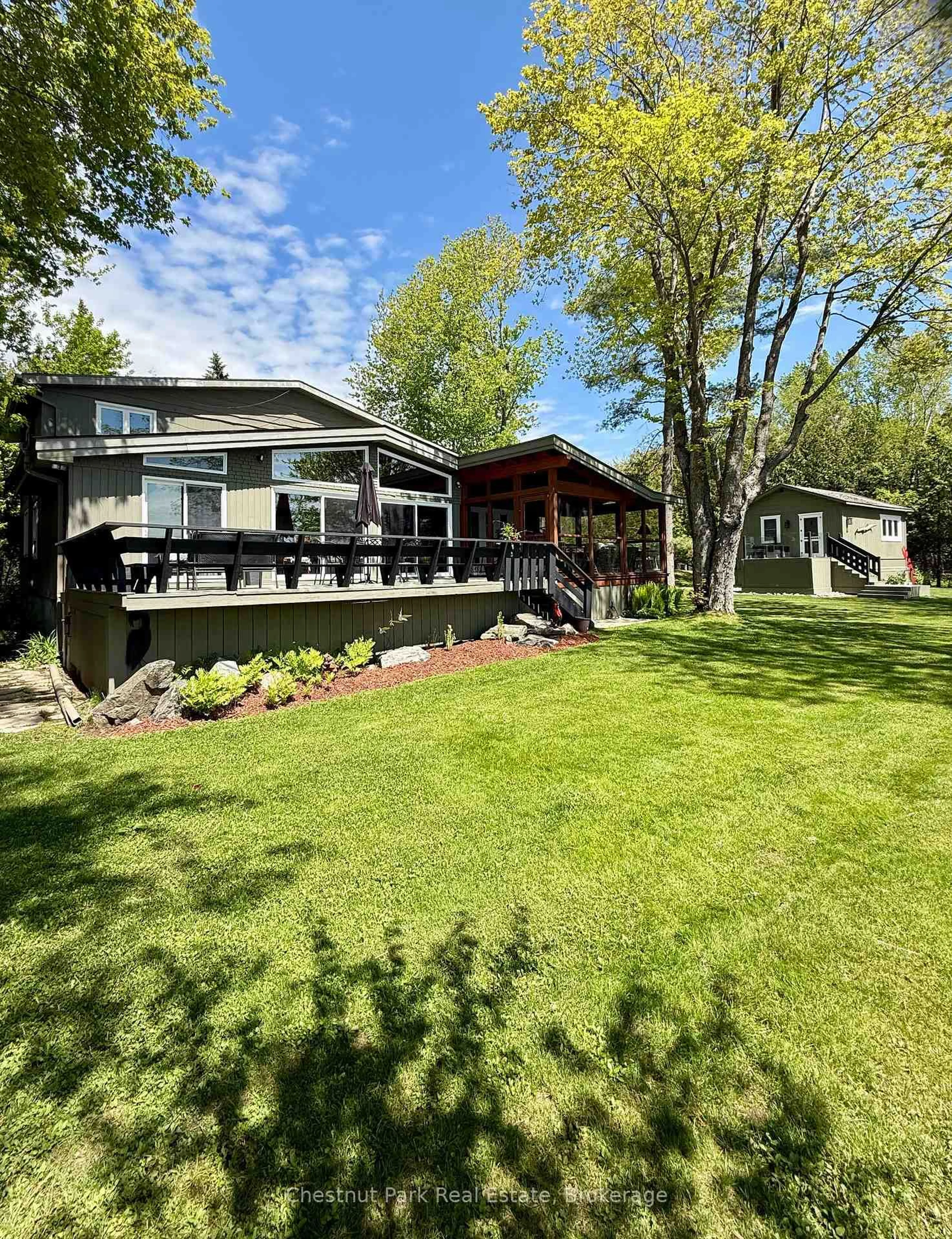A pic from outside/outdoor area/front of a property/back of a property/a pic from drone, unknown for 1006 Bailey Lane, Bracebridge Ontario P1L 1X2