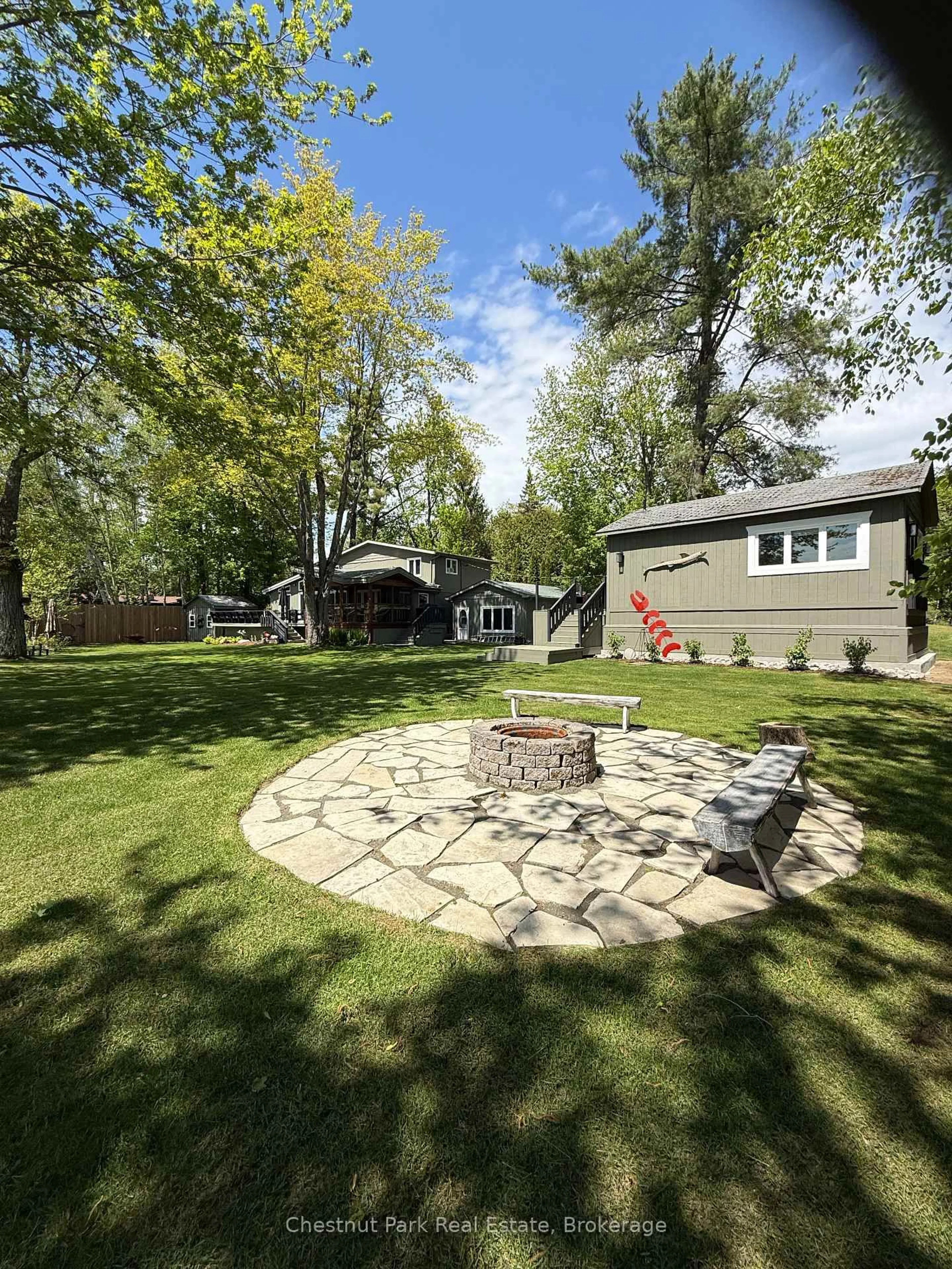 Patio, street for 1006 Bailey Lane, Bracebridge Ontario P1L 1X2