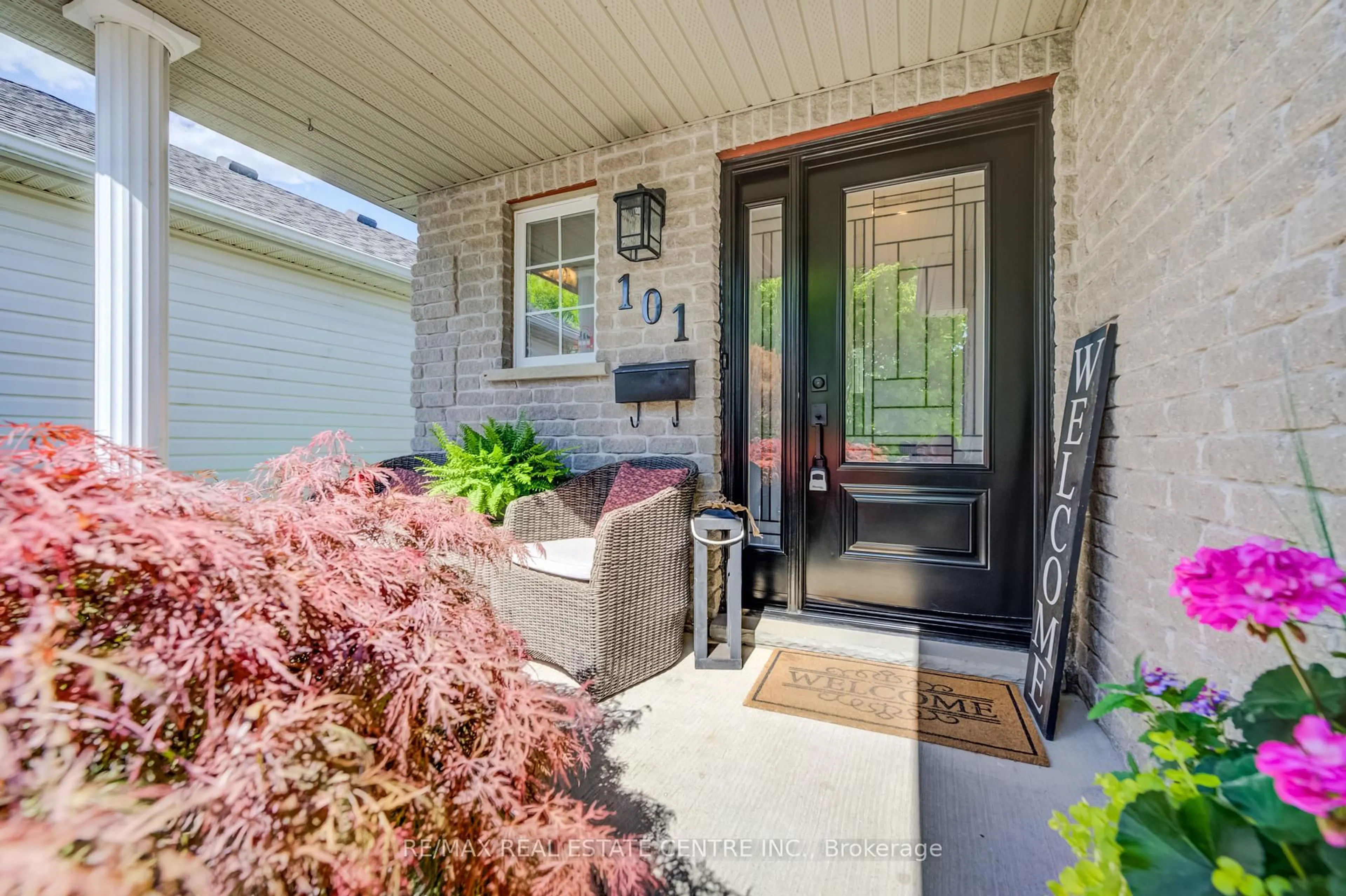 Indoor entryway for 101 Edgemere Dr, Cambridge Ontario N1P 1E9