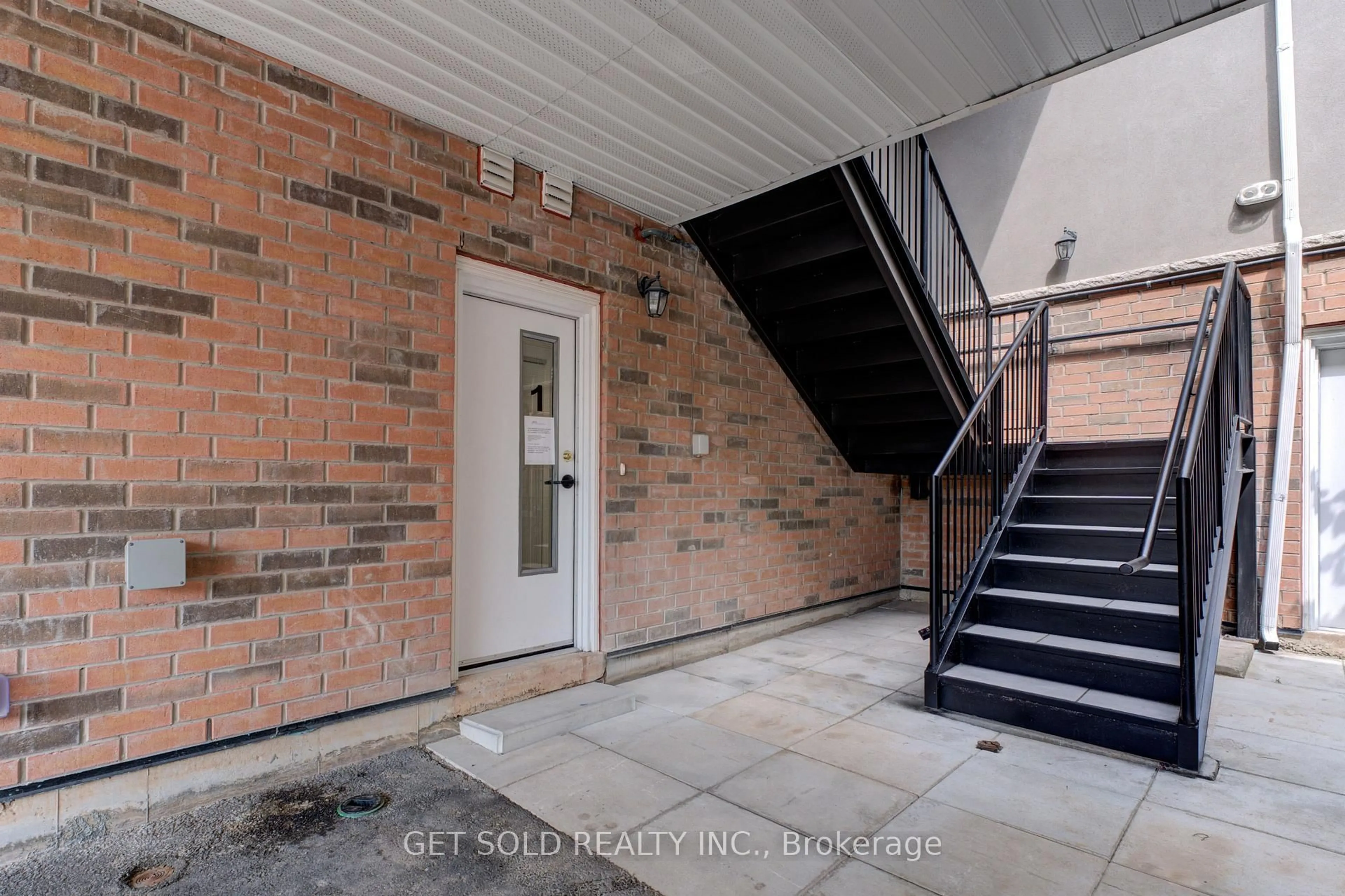 Indoor entryway for 6701 Thorold Stone Rd #1, Niagara Falls Ontario L2J 1B3