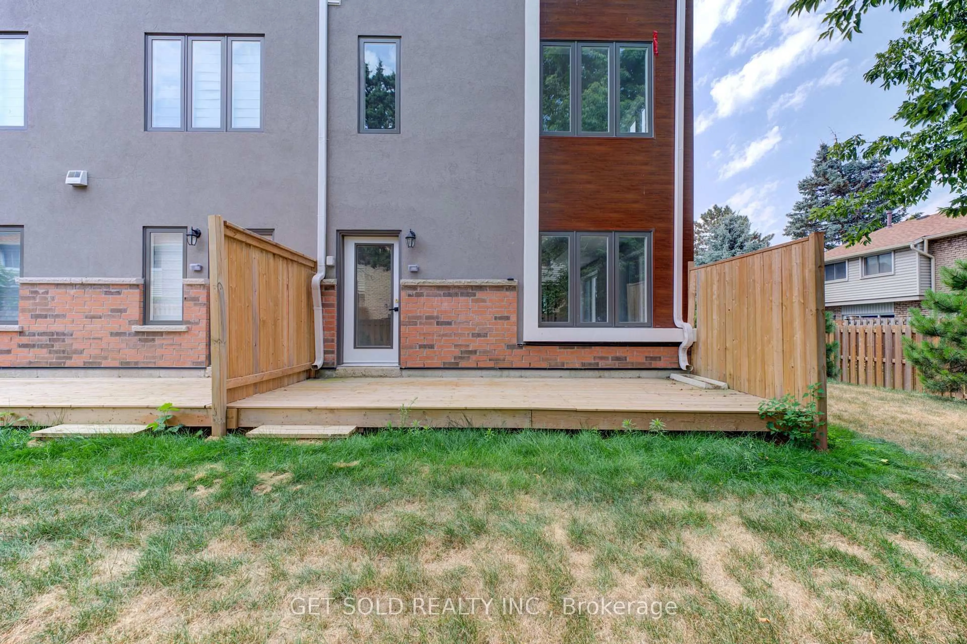 Patio, street for 6701 Thorold Stone Rd #1, Niagara Falls Ontario L2J 1B3