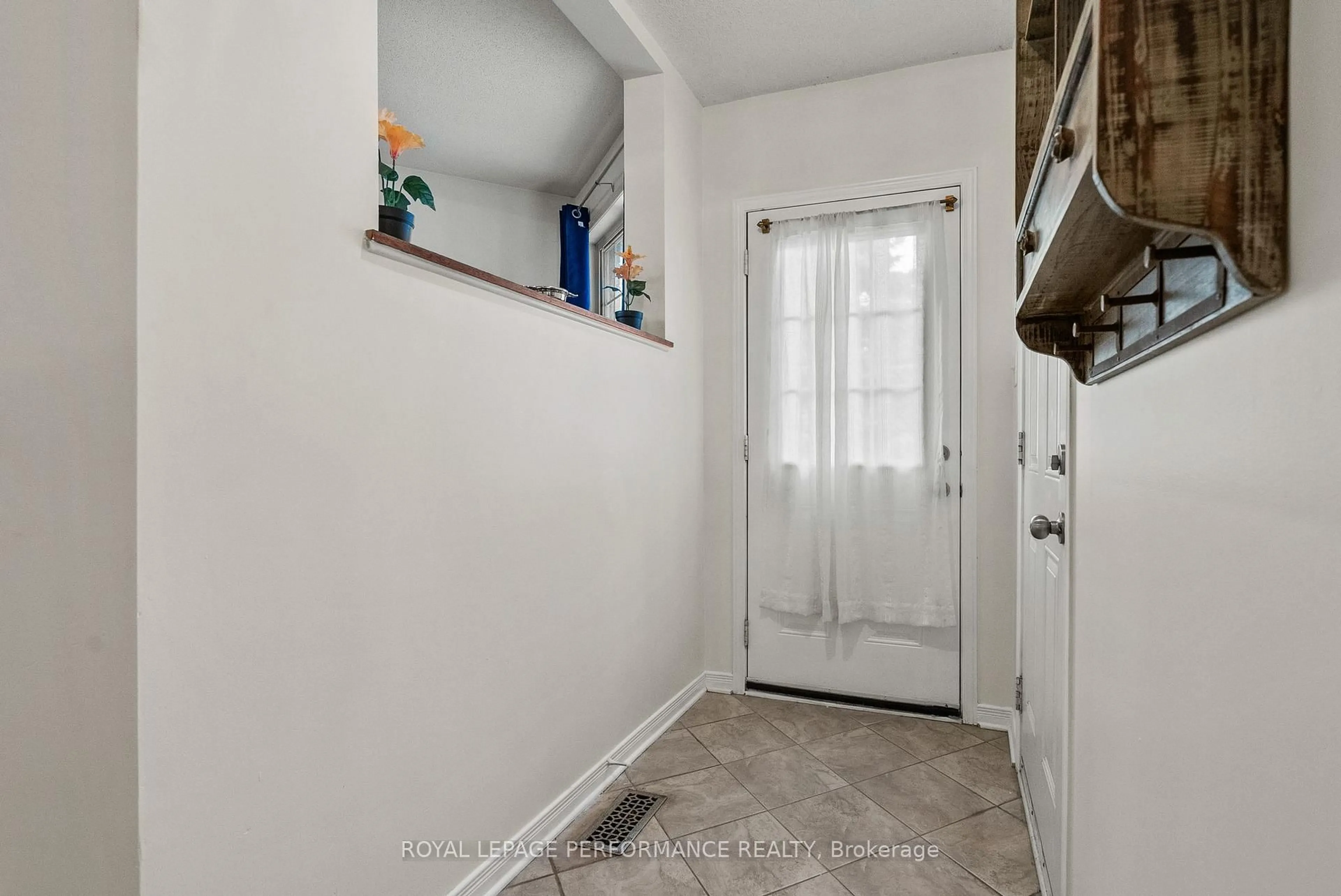 Indoor entryway for 1071 Brasseur Cres, Ottawa Ontario K4A 5A1