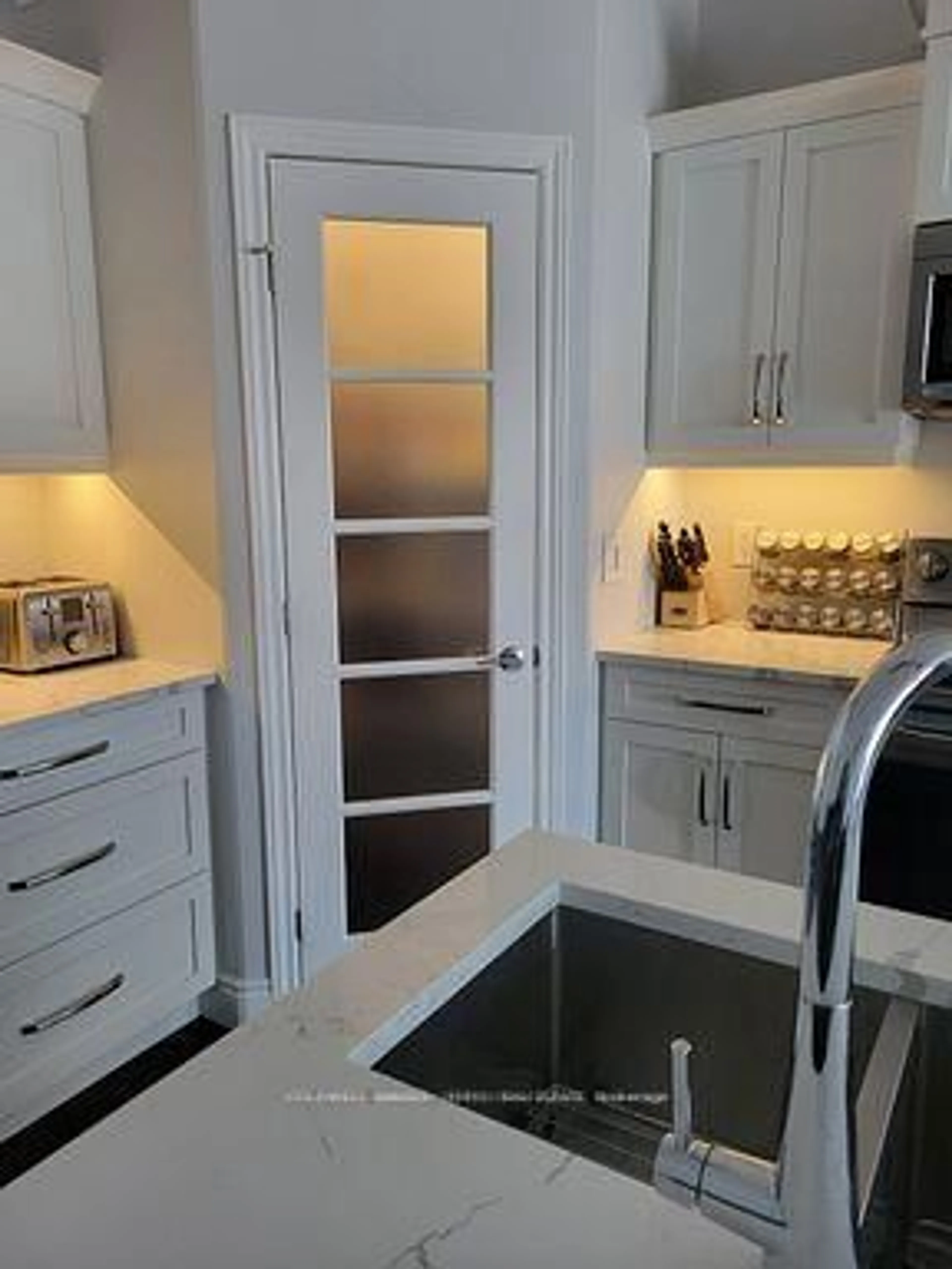 Contemporary kitchen, ceramic/tile floor for 5 Mavety Crt, Belleville Ontario K8N 0M2
