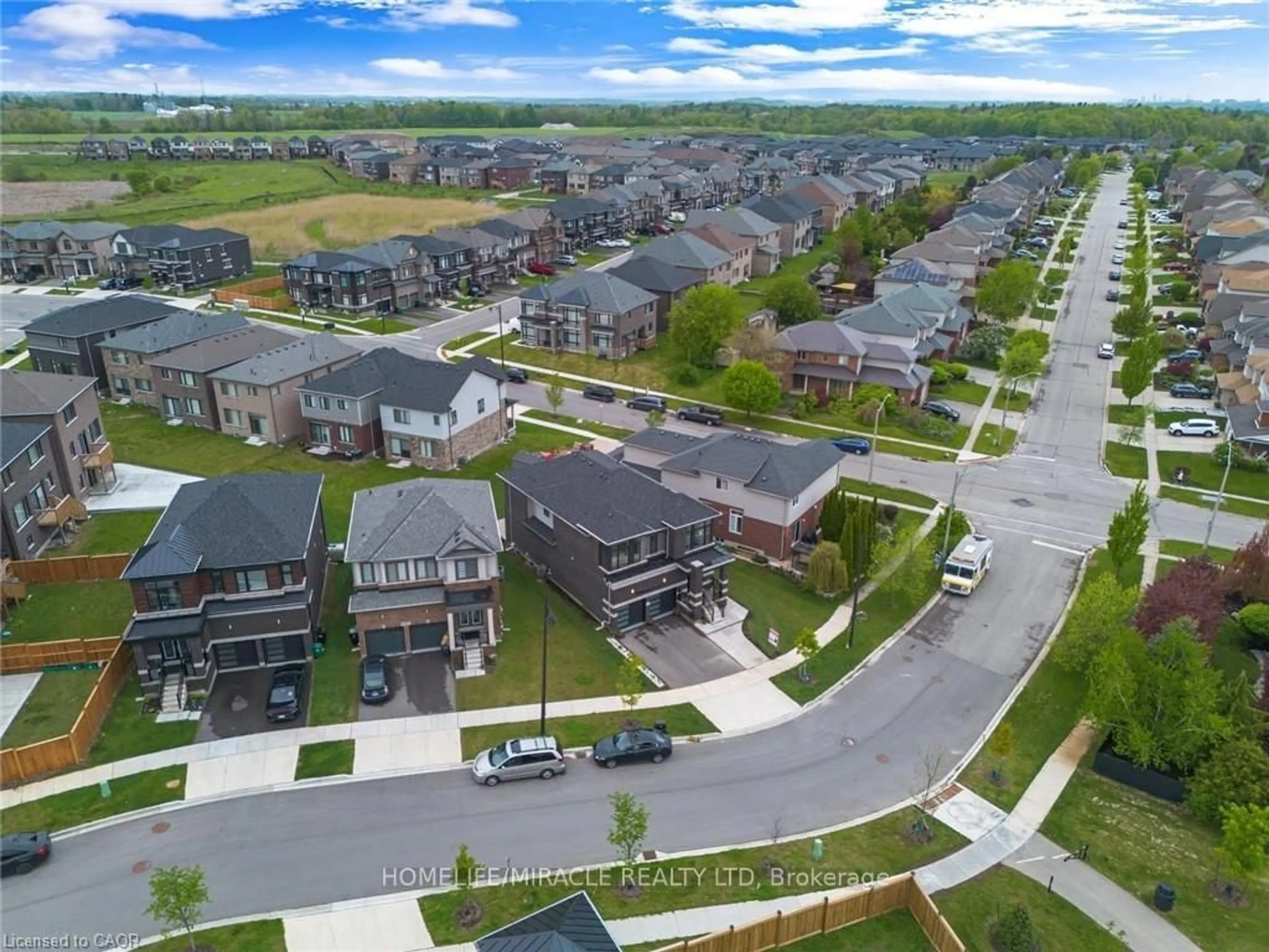 A pic from outside/outdoor area/front of a property/back of a property/a pic from drone, street for 116 Crossmore Cres, Waterloo Ontario N1S 0C7