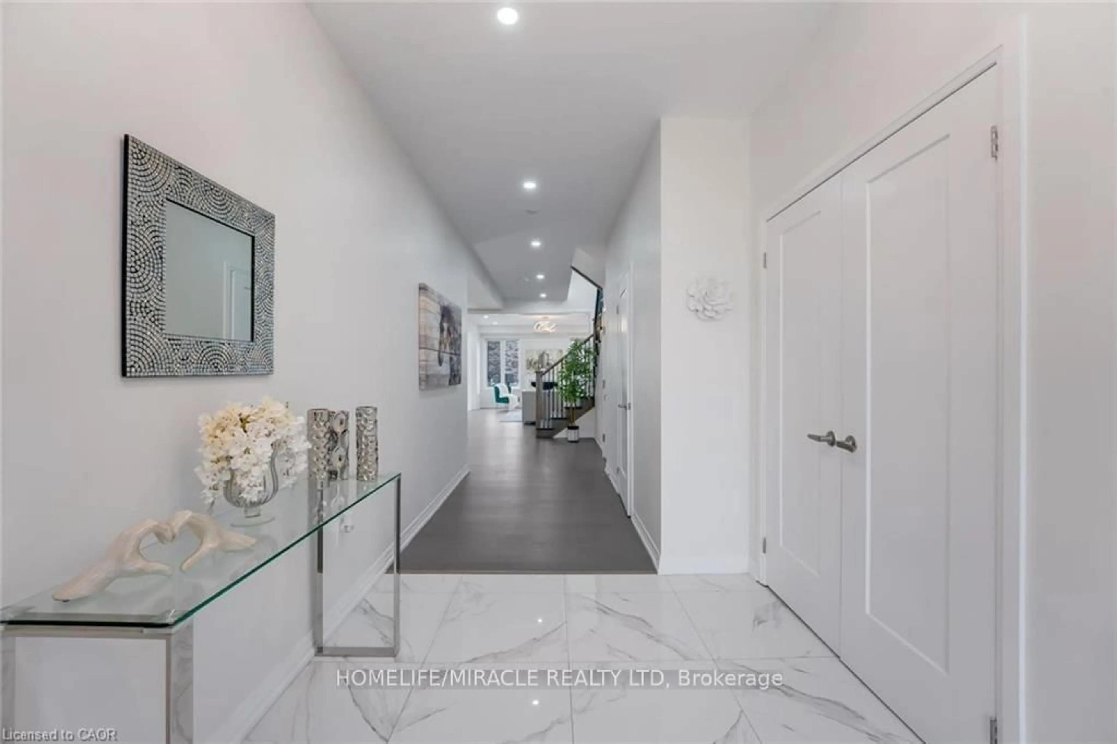 Indoor foyer for 116 Crossmore Cres, Waterloo Ontario N1S 0C7