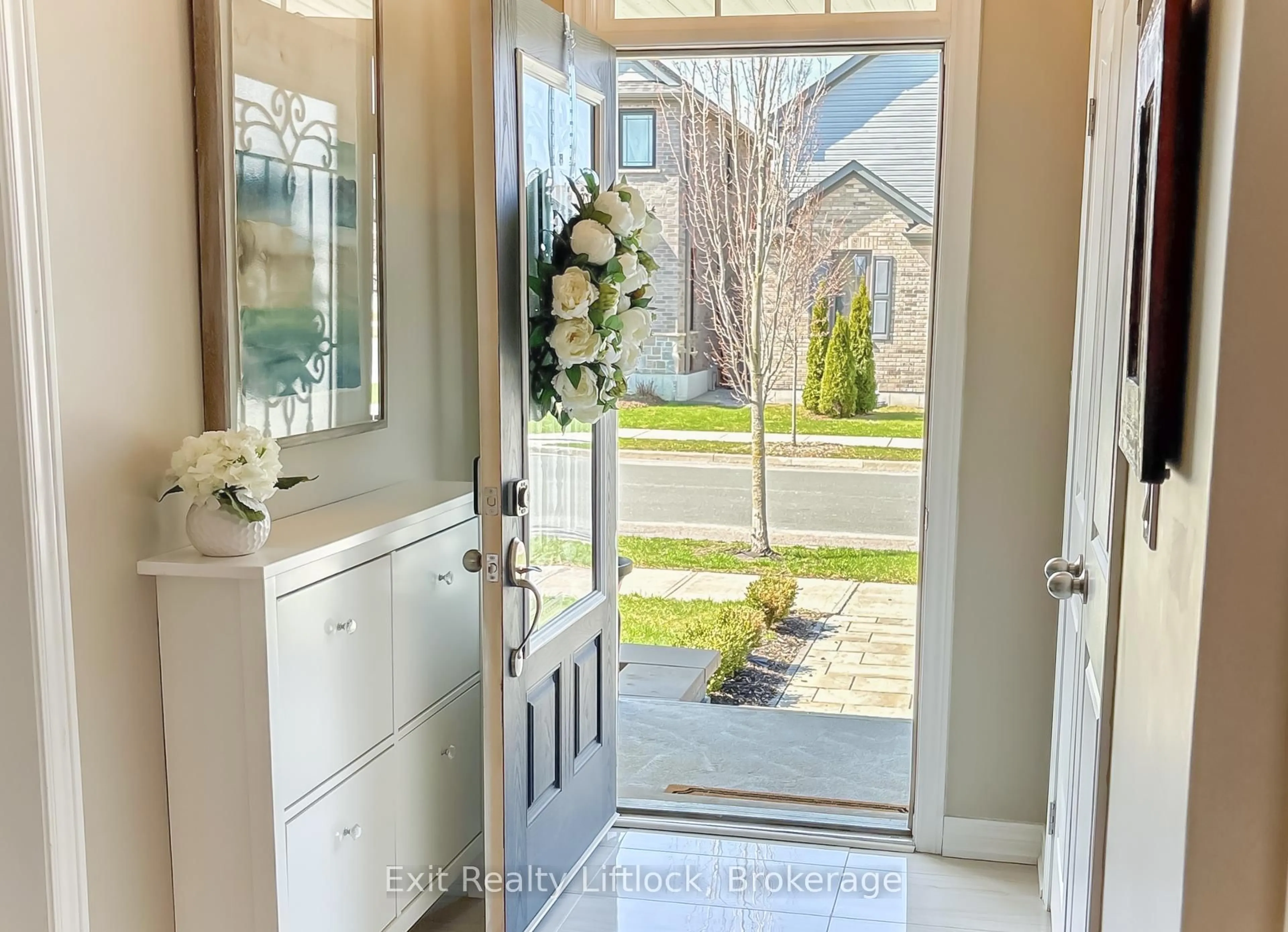 Indoor entryway for 68 Flitton Ave, Peterborough Ontario K9H 0G5