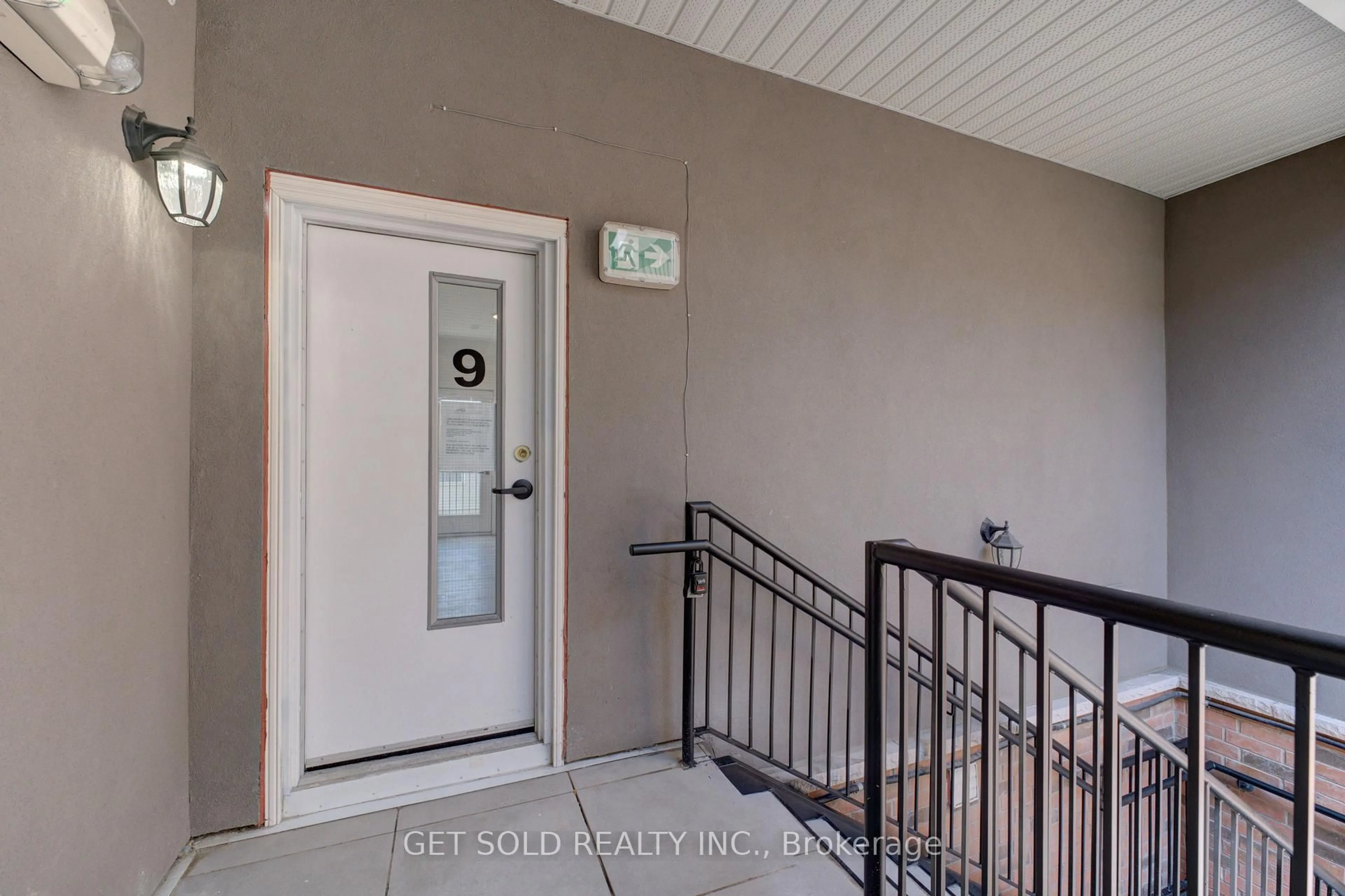 Indoor entryway for 6701 Thorold Stone Rd #9, Niagara Falls Ontario L2J 1B3