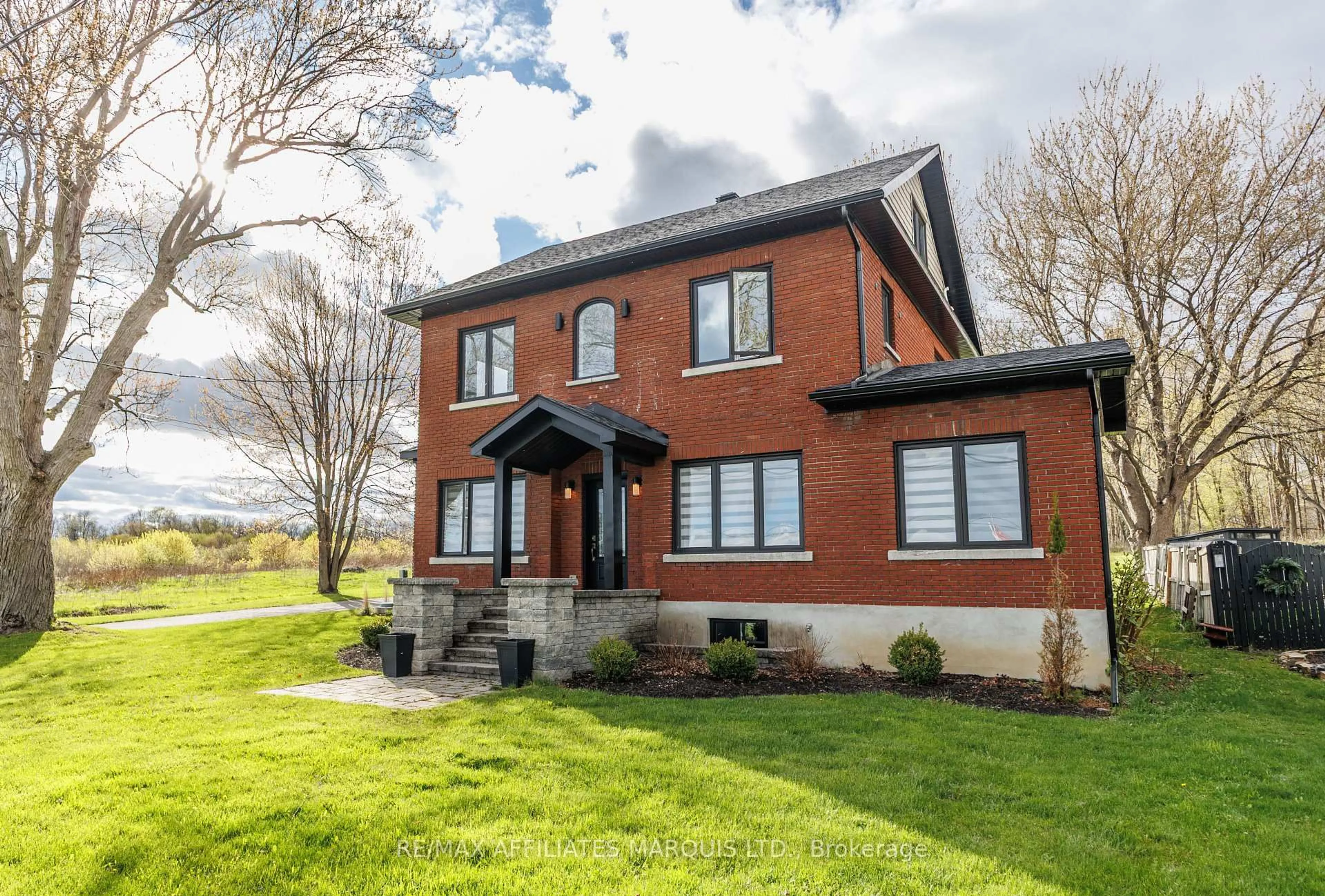 Home with brick exterior material, building for 3314 Montreal Rd, Cornwall Ontario K6H 5R5