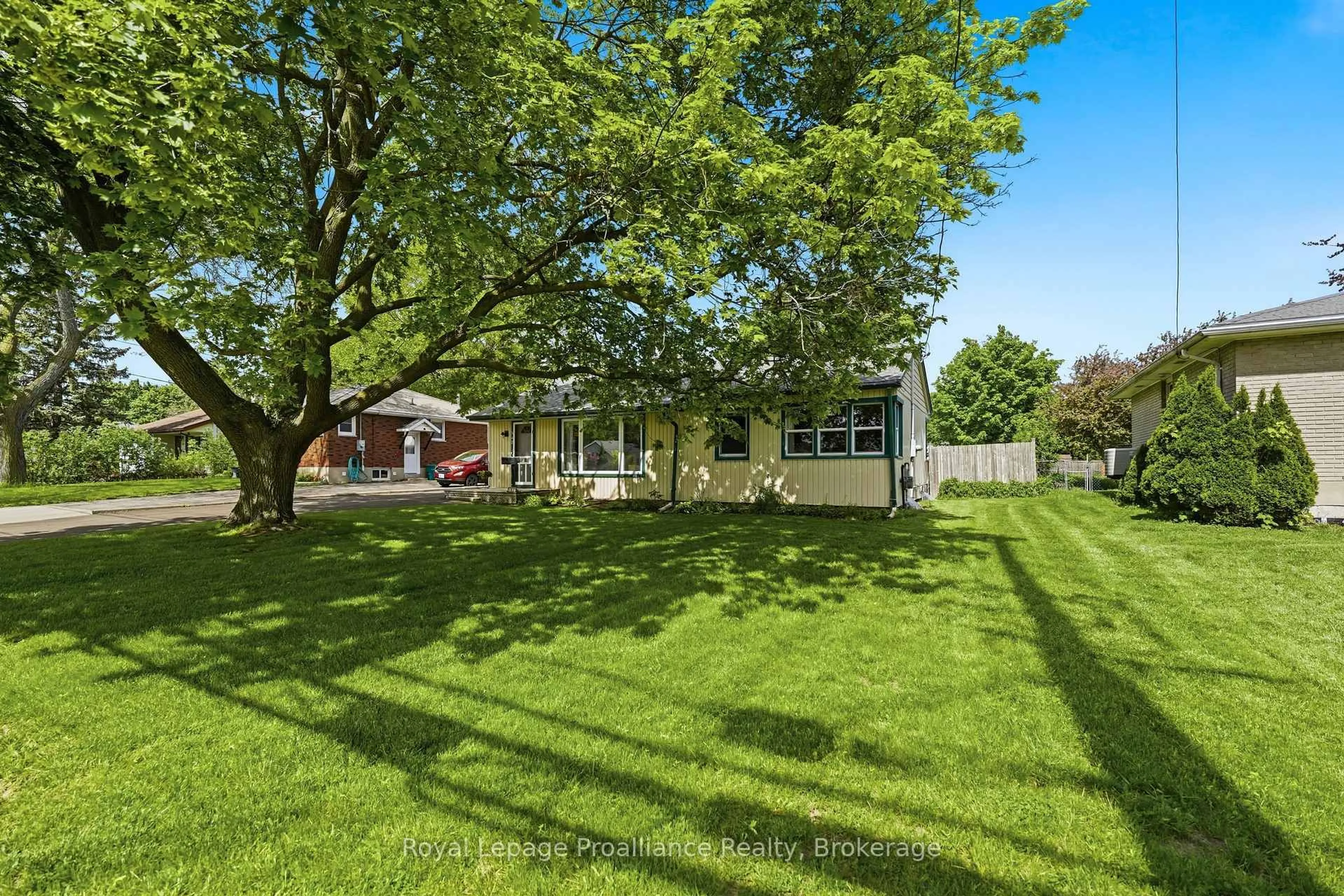 A pic from outside/outdoor area/front of a property/back of a property/a pic from drone, street for 143 Avondale Rd, Belleville Ontario K8P 4G4