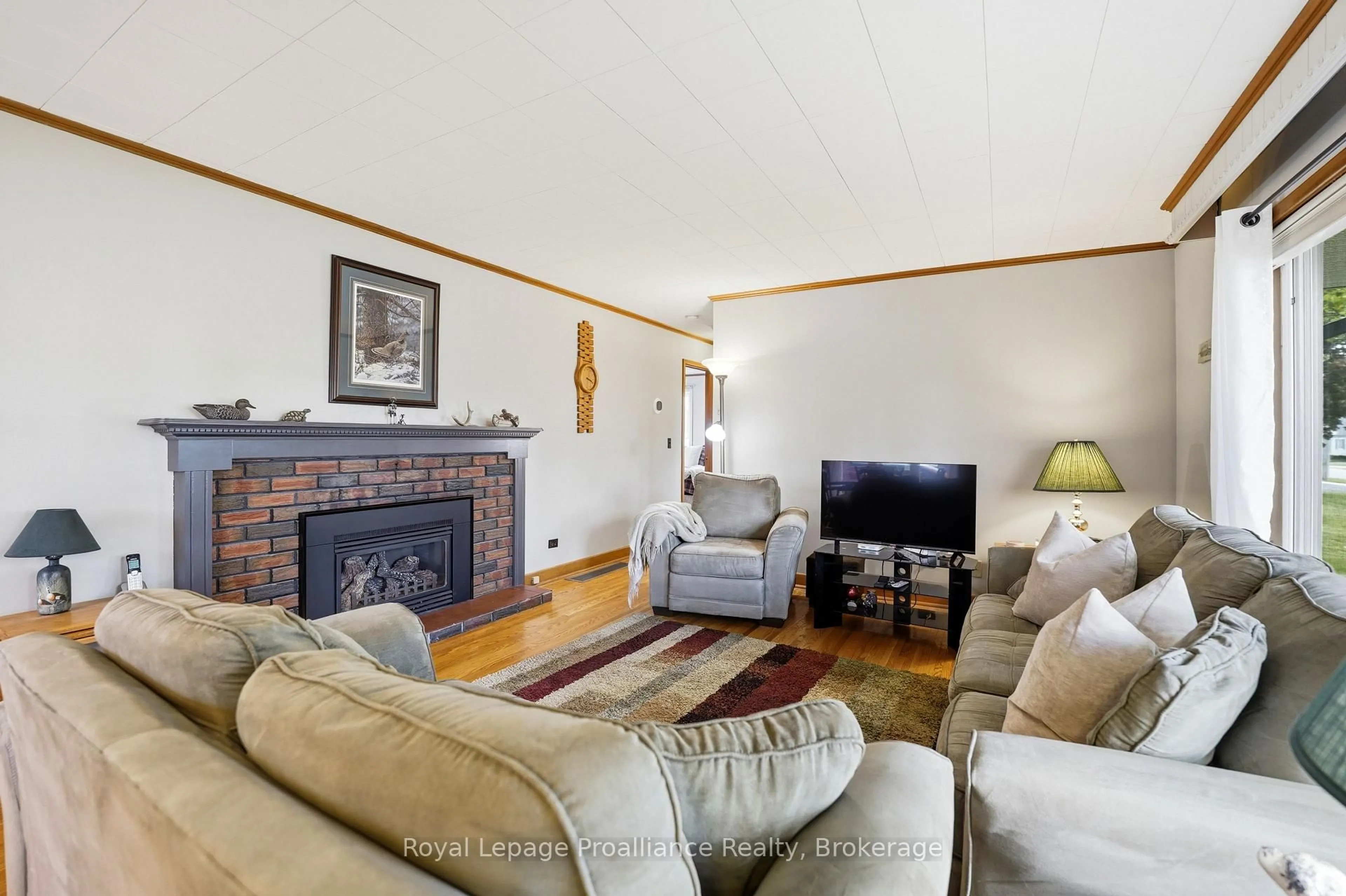 Living room with furniture, unknown for 143 Avondale Rd, Belleville Ontario K8P 4G4