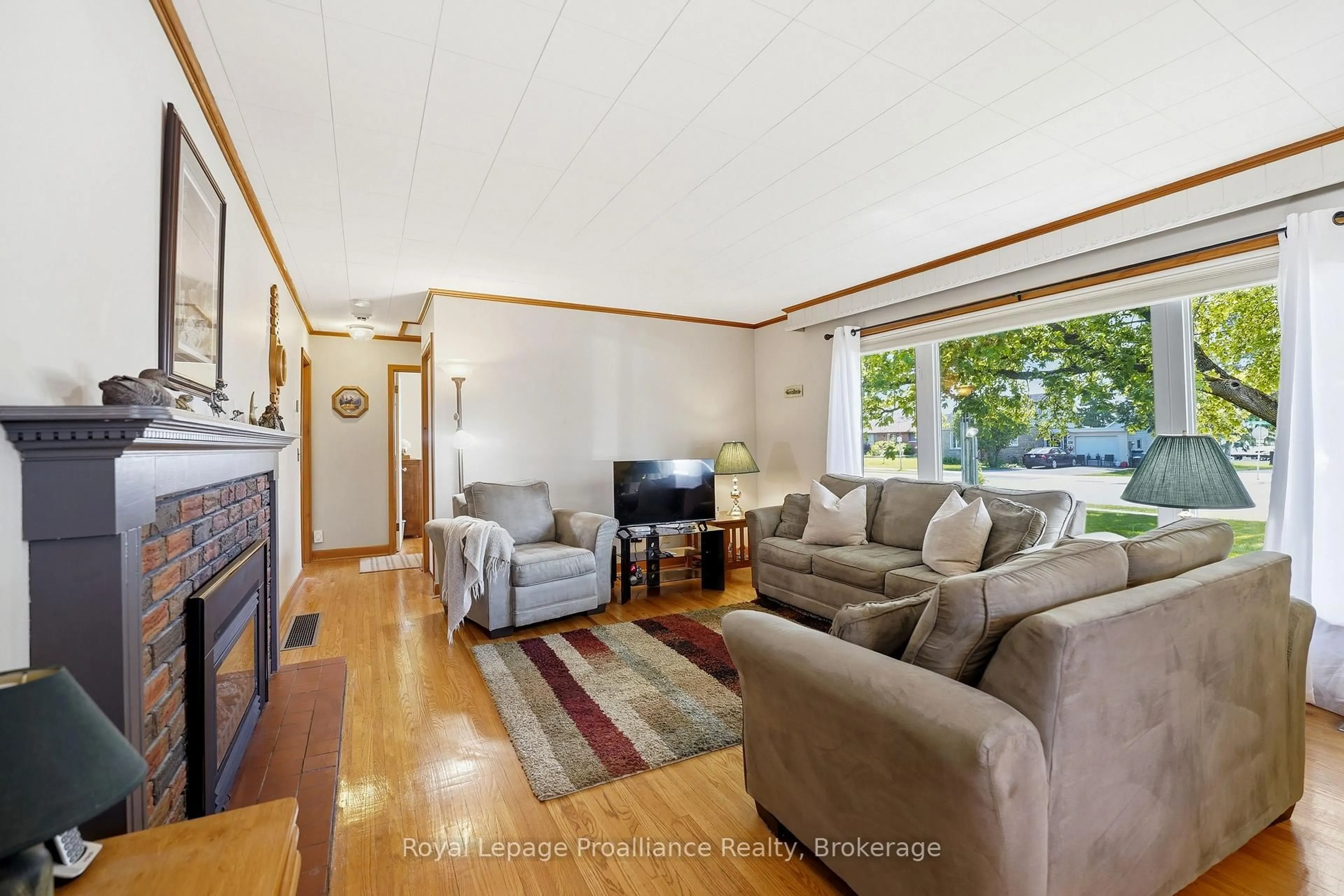 Living room with furniture, wood/laminate floor for 143 Avondale Rd, Belleville Ontario K8P 4G4