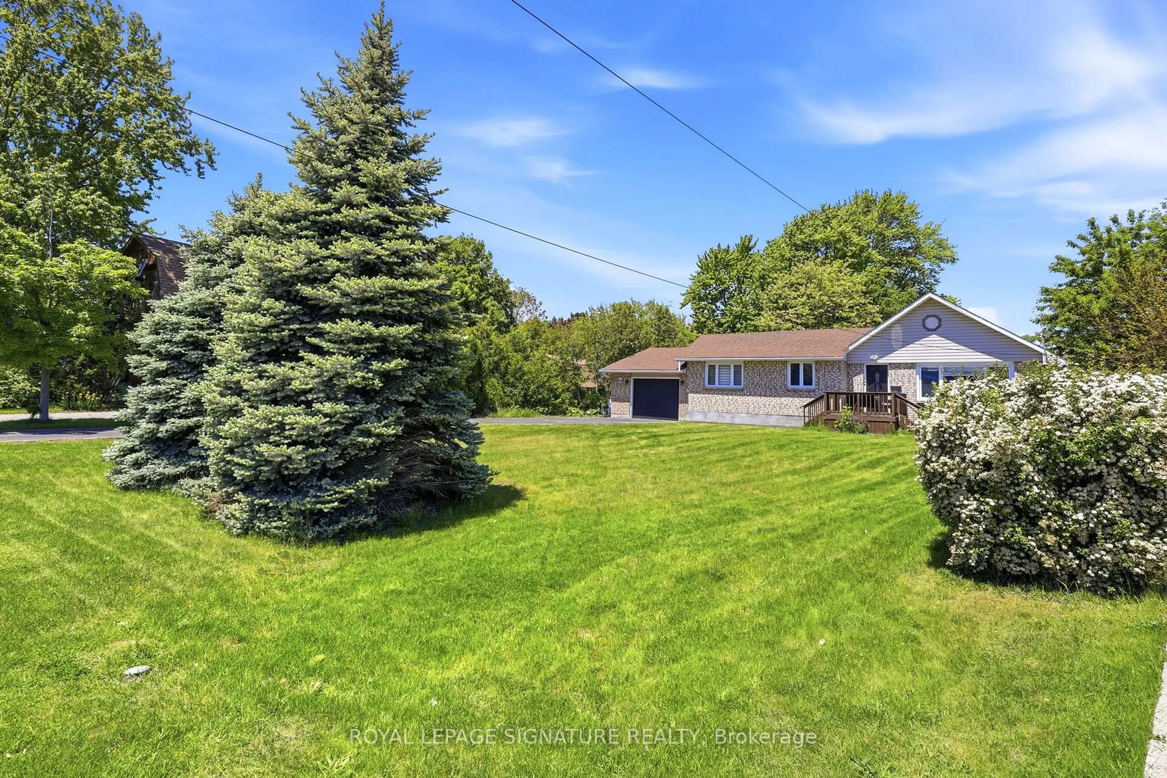 A pic from outside/outdoor area/front of a property/back of a property/a pic from drone, unknown for 1114 Lakeshore Rd, Sarnia Ontario N7V 2V8