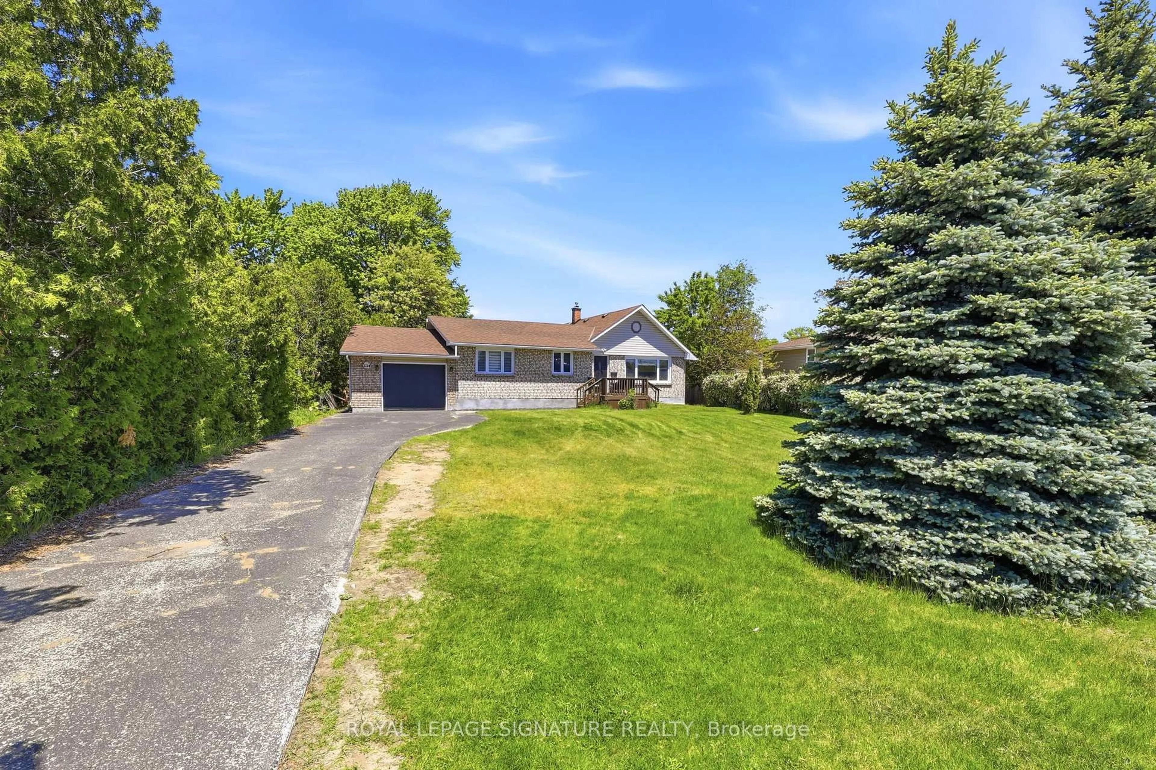 A pic from outside/outdoor area/front of a property/back of a property/a pic from drone, street for 1114 Lakeshore Rd, Sarnia Ontario N7V 2V8