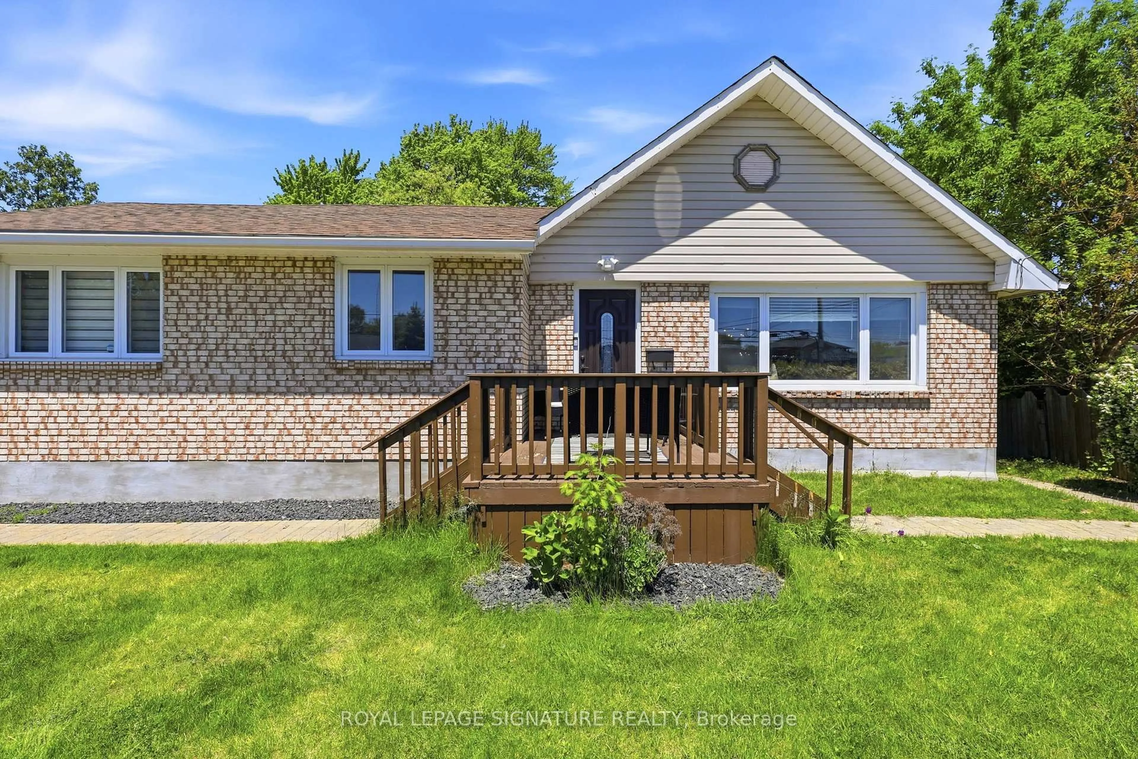 Home with vinyl exterior material, unknown for 1114 Lakeshore Rd, Sarnia Ontario N7V 2V8
