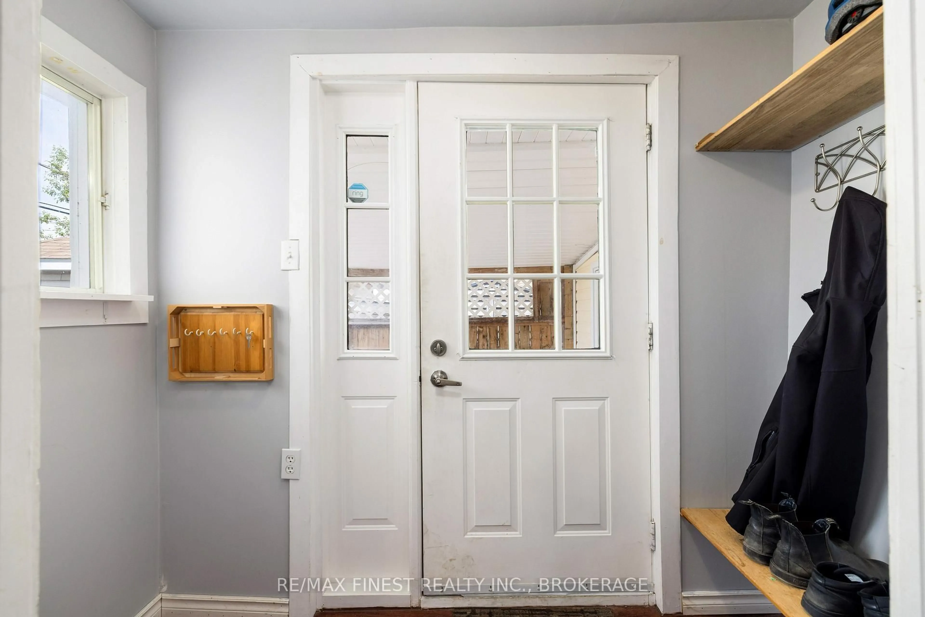 Indoor entryway for 356 York St, Kingston Ontario K7K 1R9