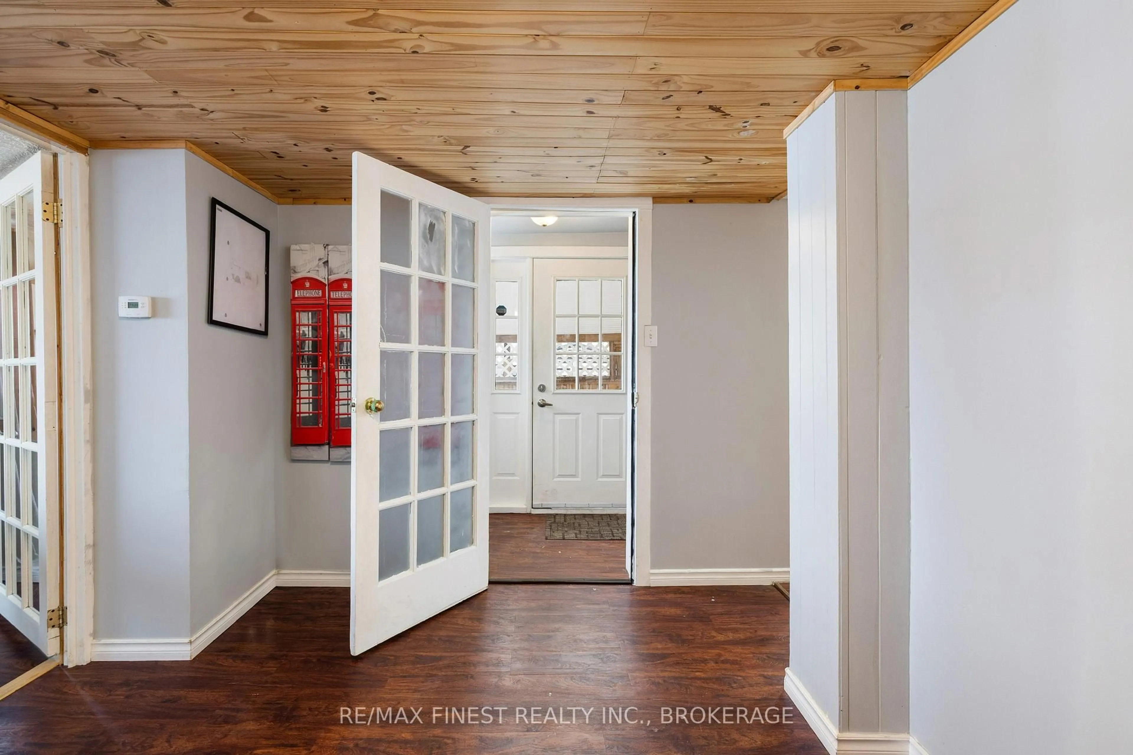 Indoor entryway for 356 York St, Kingston Ontario K7K 1R9