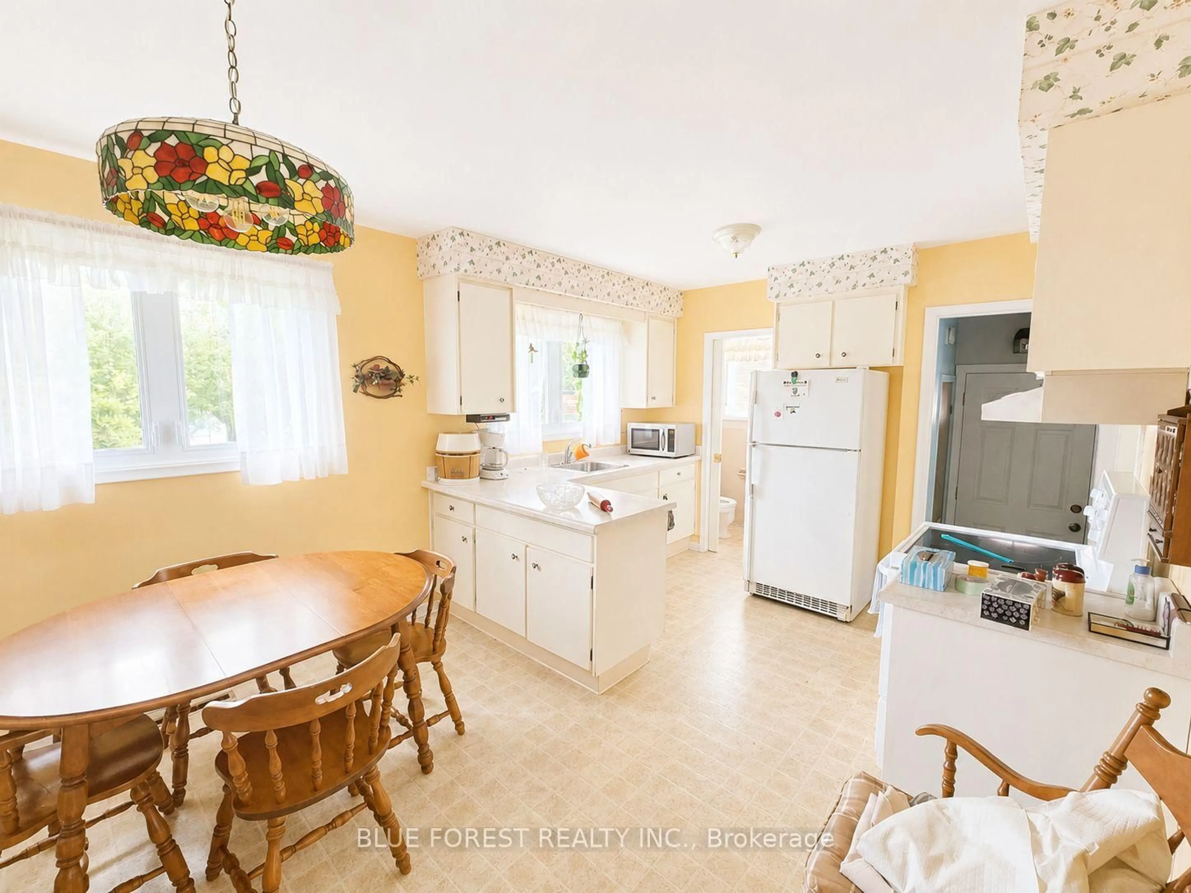 Open concept kitchen, ceramic/tile floor for 1469 Perth Ave, London East Ontario N5V 2M4