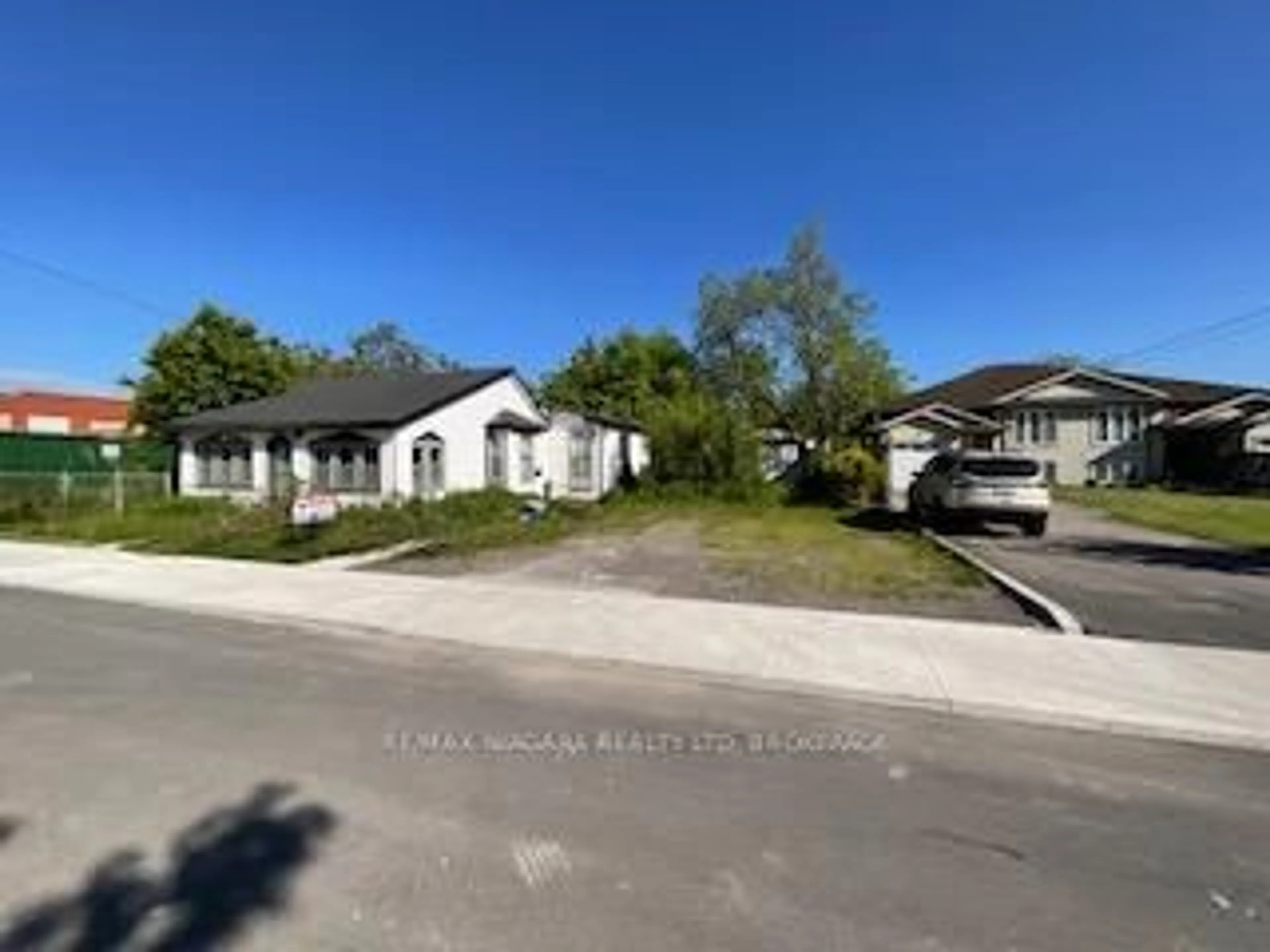 A pic from outside/outdoor area/front of a property/back of a property/a pic from drone, street for 18 Phelps St, St. Catharines Ontario L2P 2H4