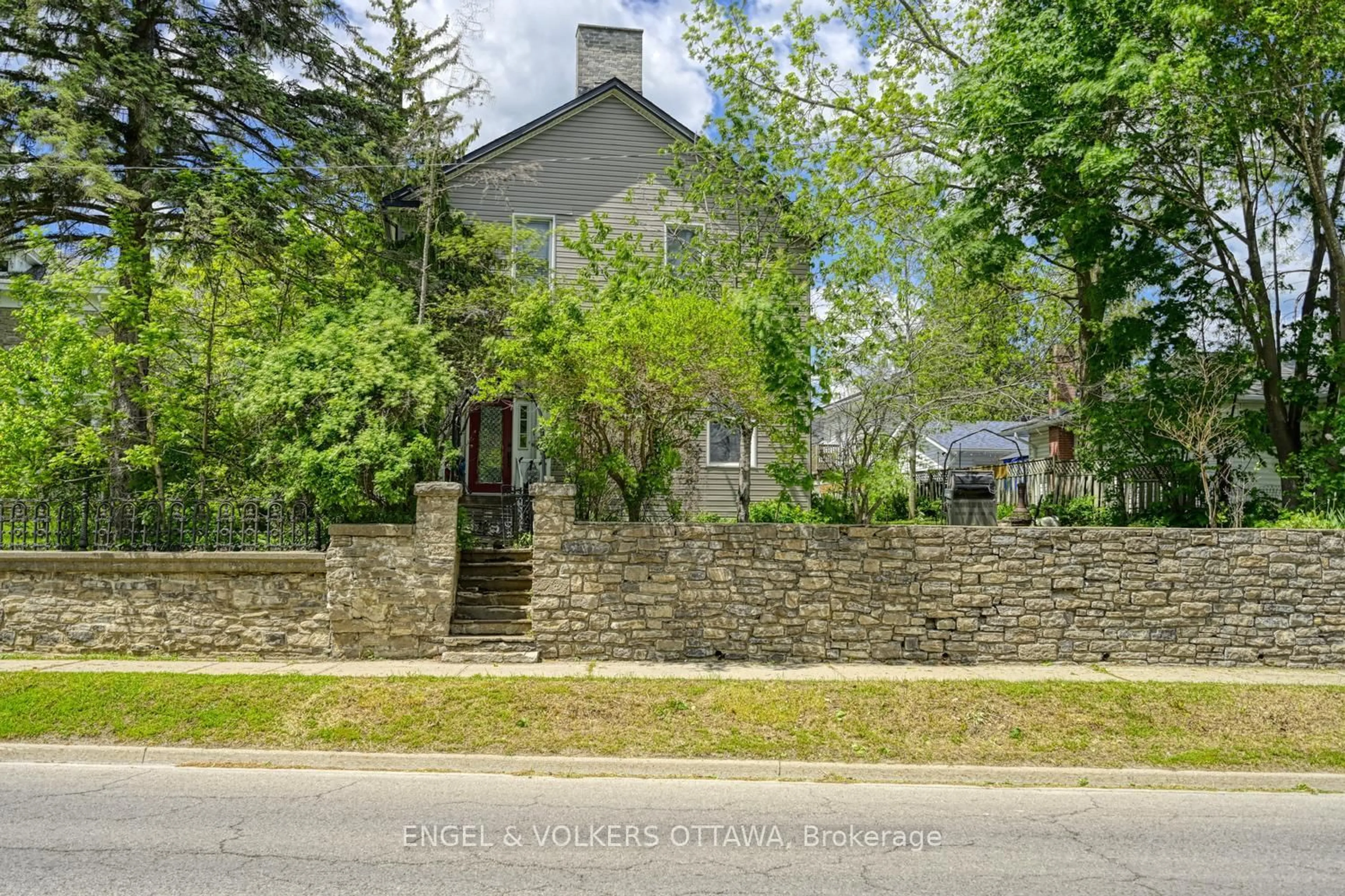 A pic from outside/outdoor area/front of a property/back of a property/a pic from drone, street for 716 King St, Prescott Ontario K0E 1T0