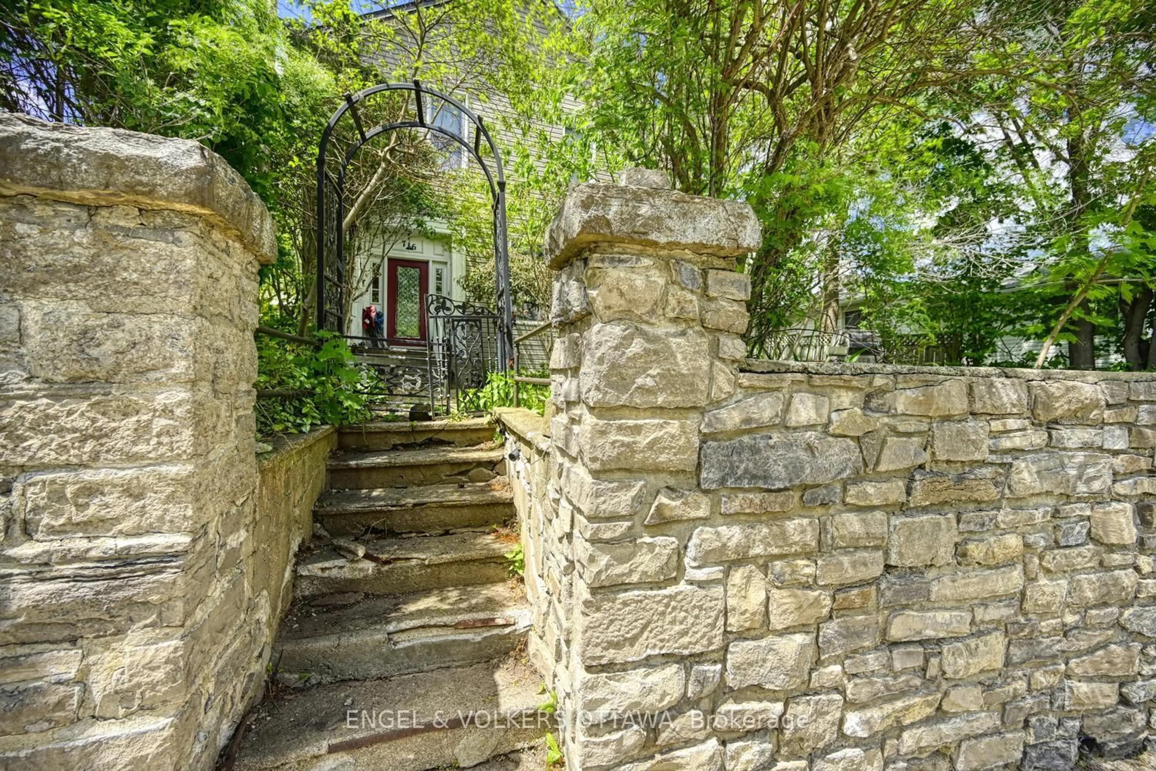 Unknown for 716 King St, Prescott Ontario K0E 1T0
