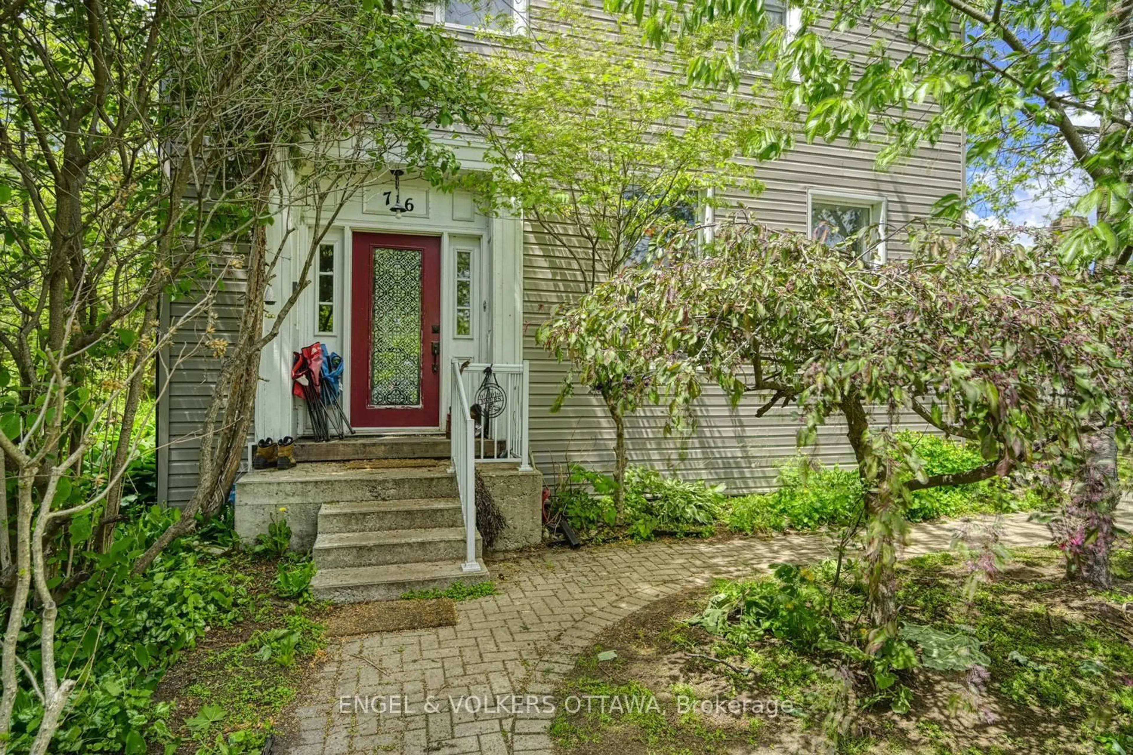 Indoor entryway for 716 King St, Prescott Ontario K0E 1T0