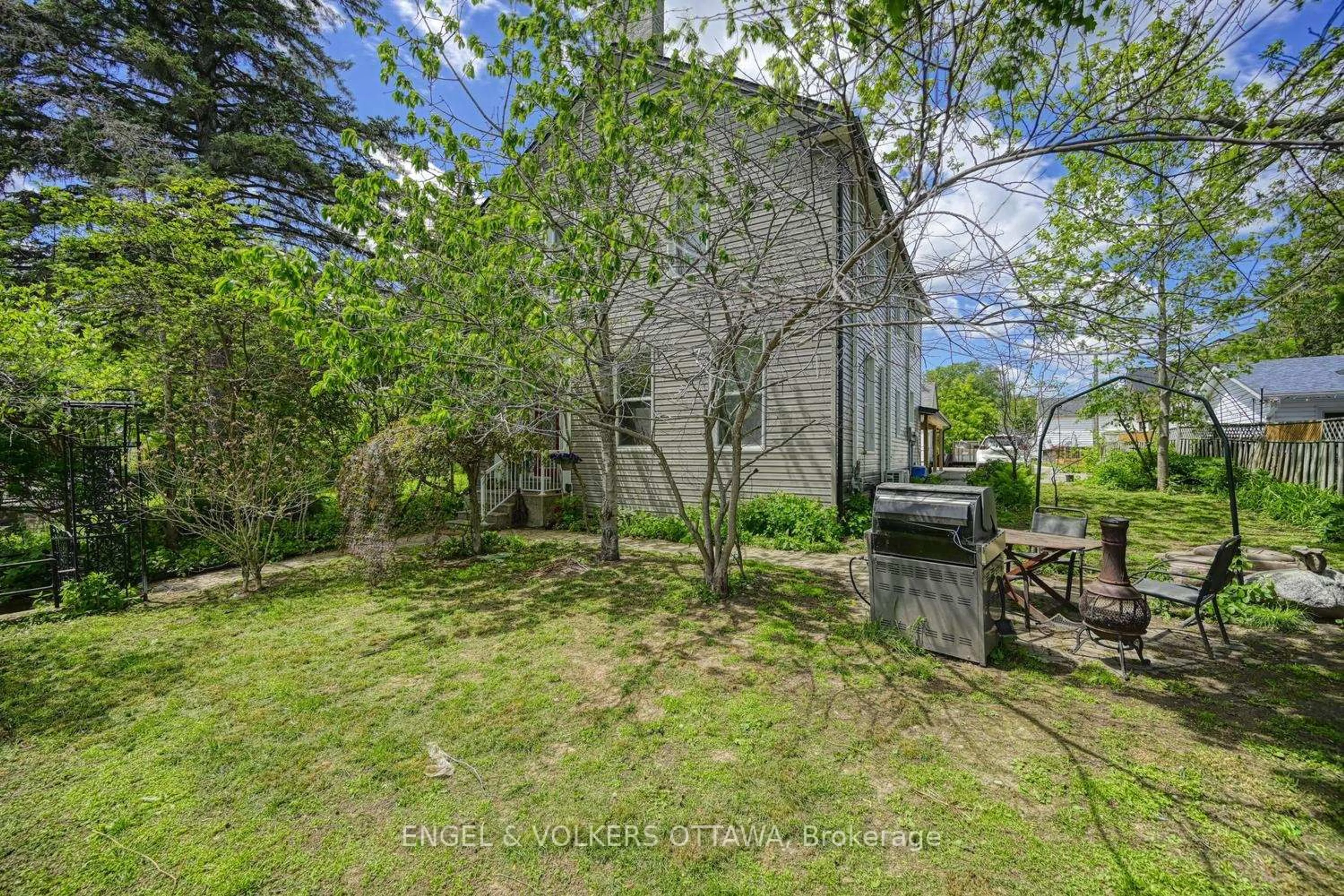 A pic from outside/outdoor area/front of a property/back of a property/a pic from drone, unknown for 716 King St, Prescott Ontario K0E 1T0