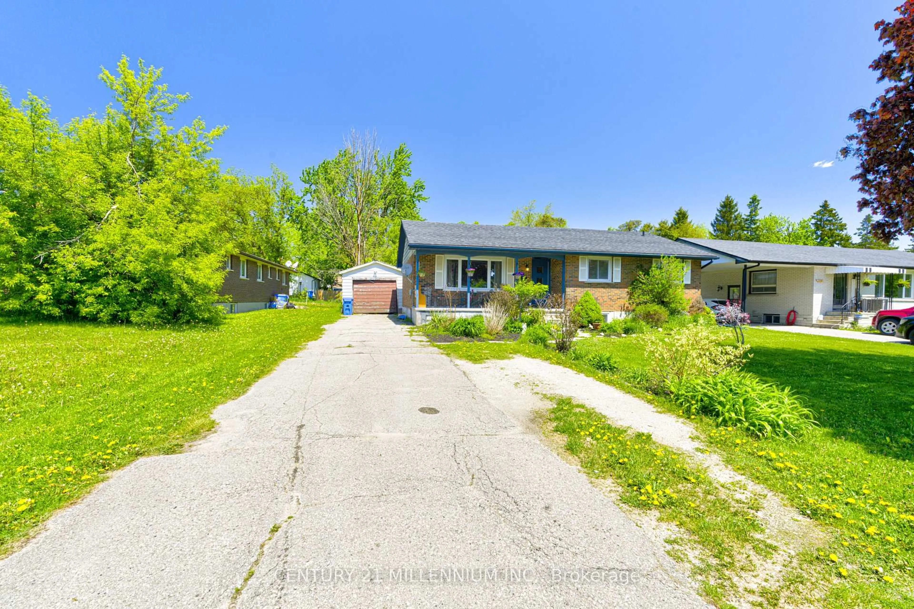 A pic from outside/outdoor area/front of a property/back of a property/a pic from drone, street for 210 Centre St, Shelburne Ontario L0N 1S4