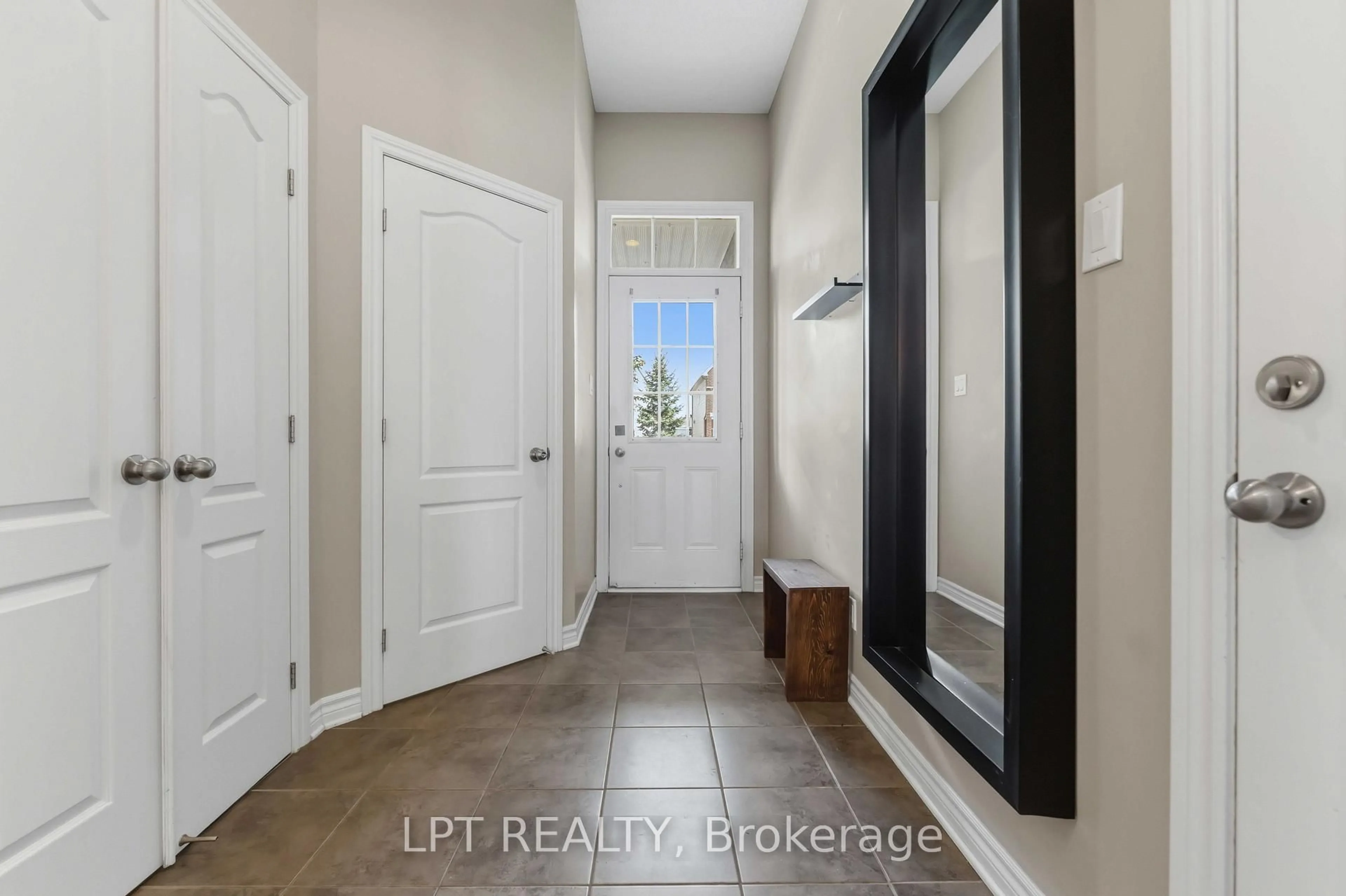 Indoor entryway for 321 Kingbrook Dr, Ottawa Ontario K2M 0G1
