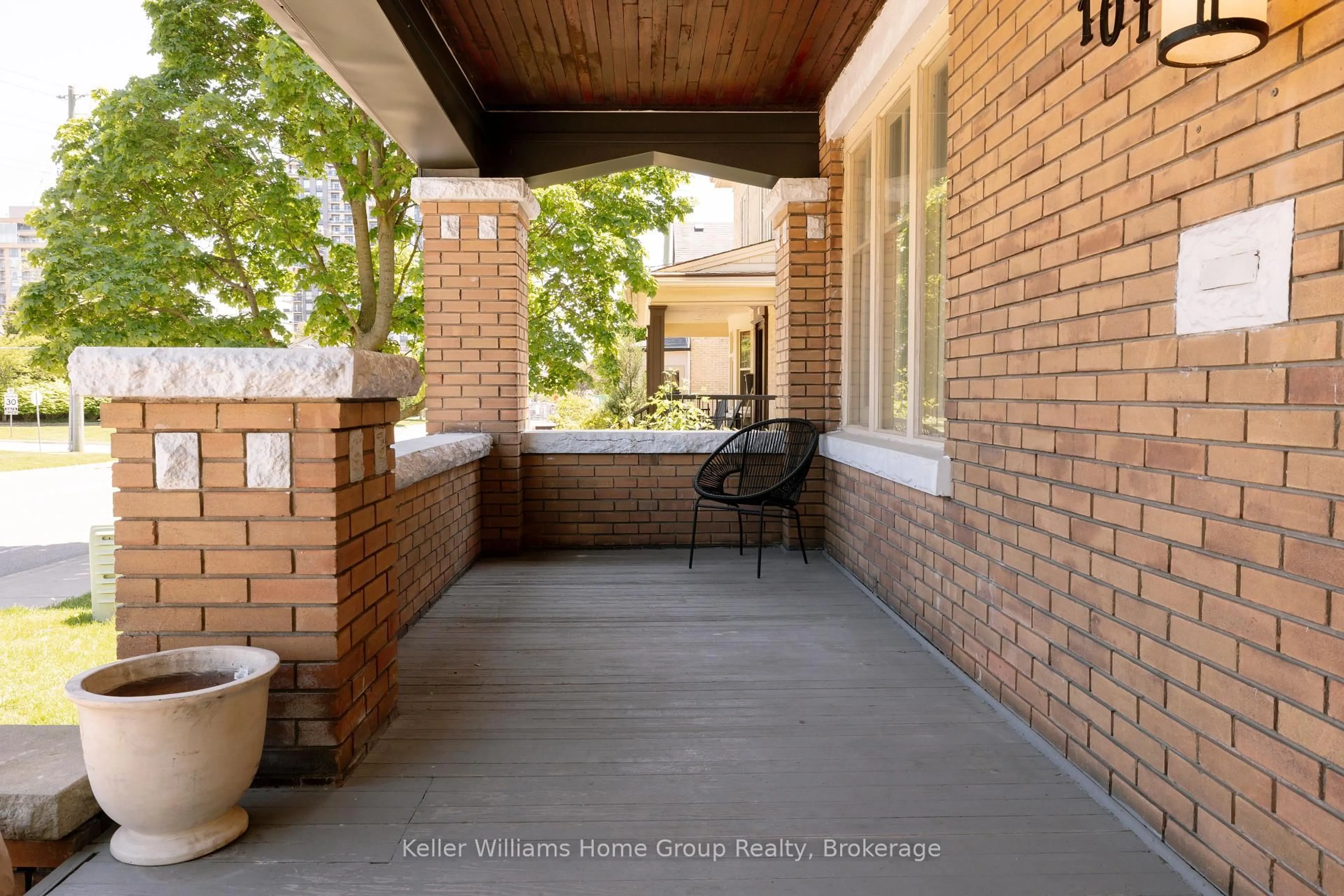 Patio, street for 101 Park St, Waterloo Ontario N2L 1Y3