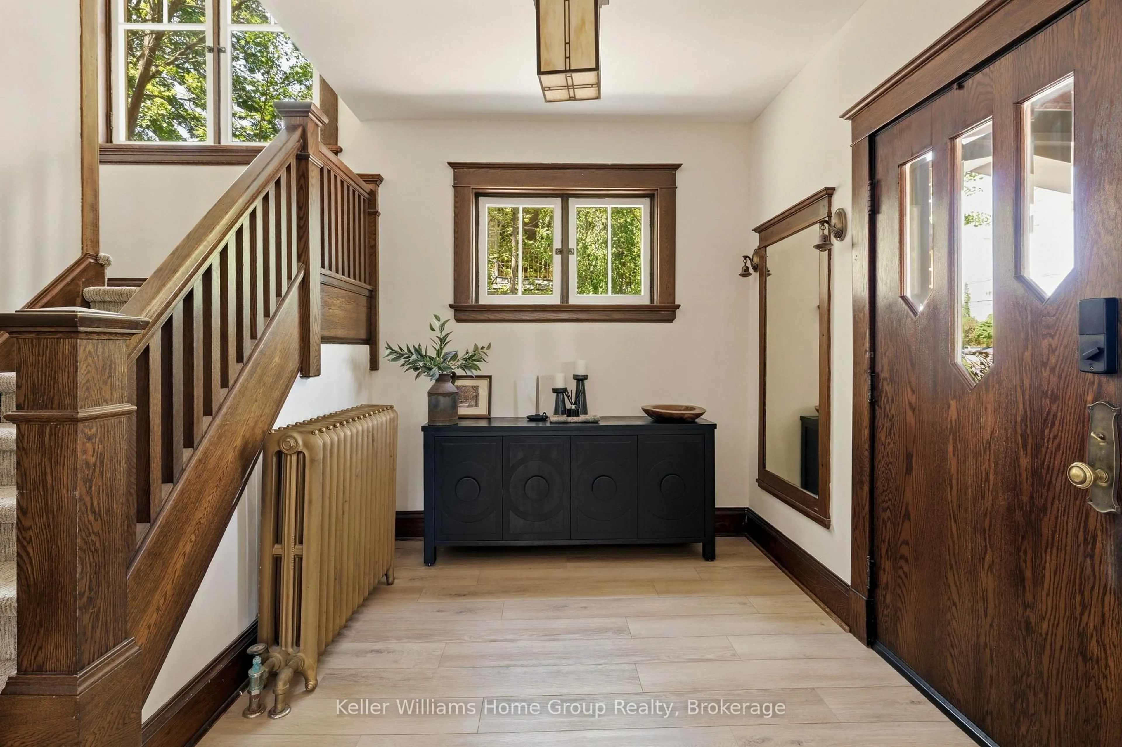 Indoor entryway for 101 Park St, Waterloo Ontario N2L 1Y3