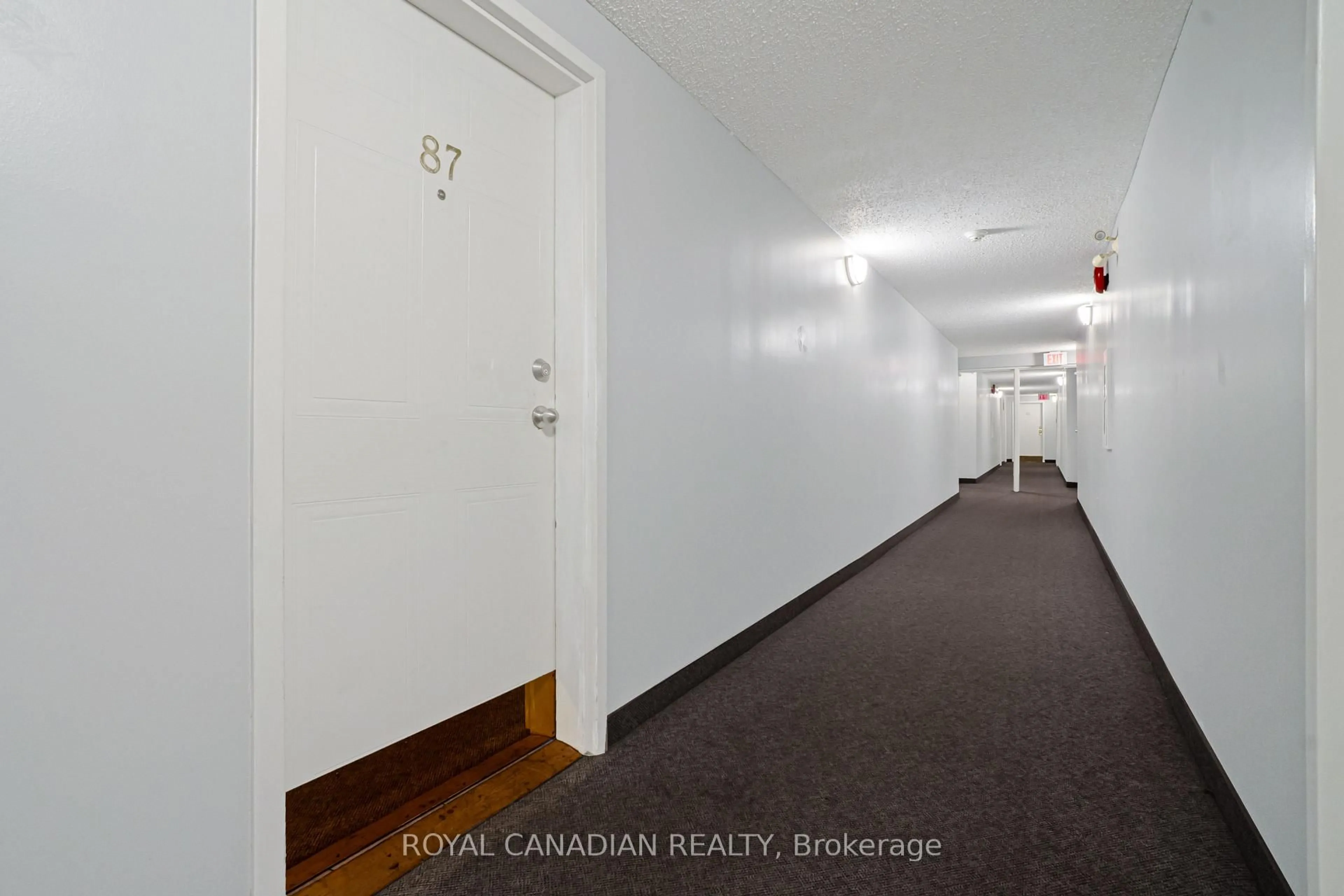 Indoor foyer for 1096 Jalna Blvd #87, London South Ontario N6E 3B8