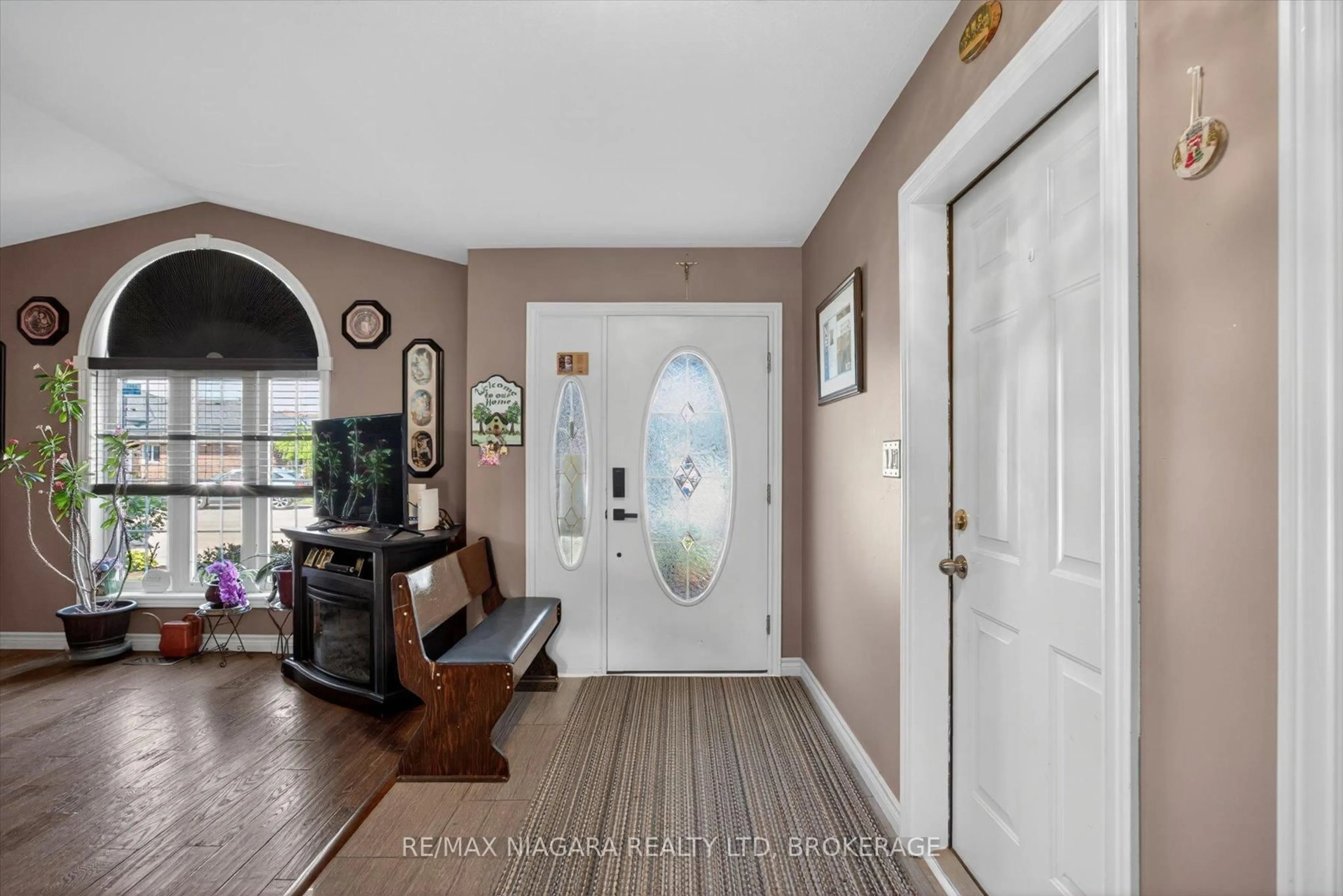 Indoor entryway for 4457 Kathleen Cres, Niagara Falls Ontario L2H 3H8