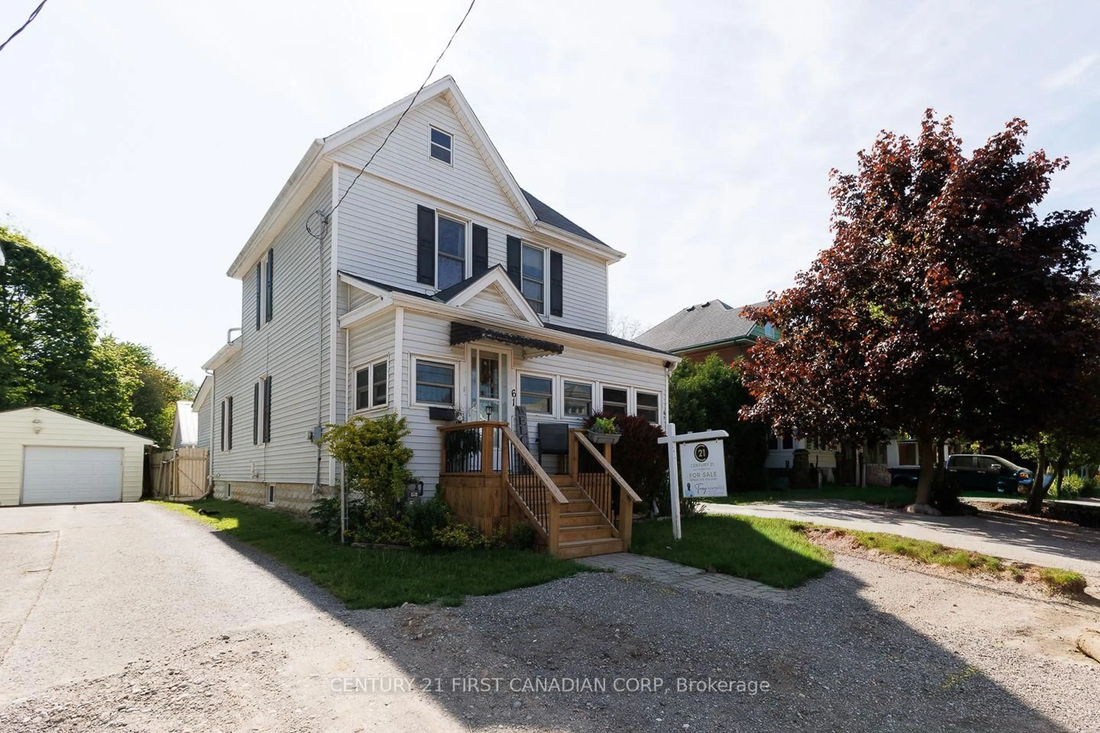 A pic from outside/outdoor area/front of a property/back of a property/a pic from drone, street for 61 Alma St, St. Thomas Ontario N5P 3A9