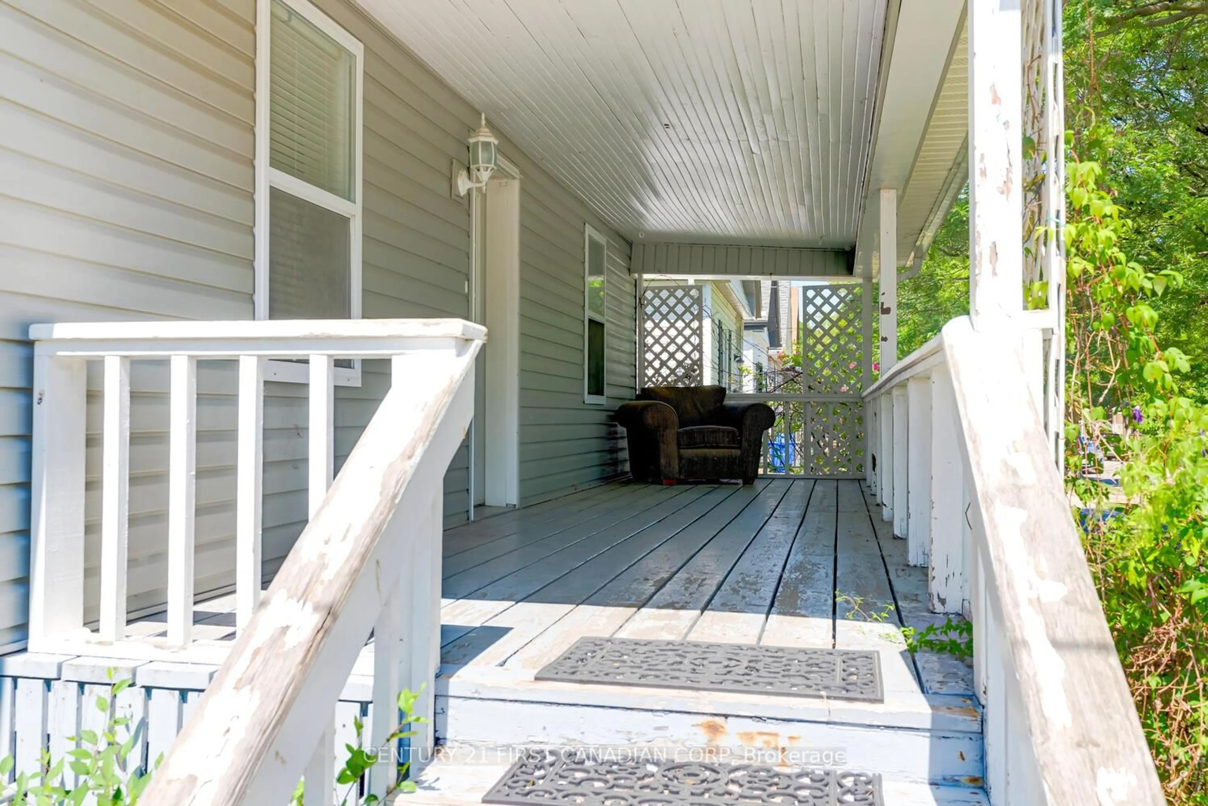 Patio, street for 49 CHARLES St, London North Ontario N6H 1H1