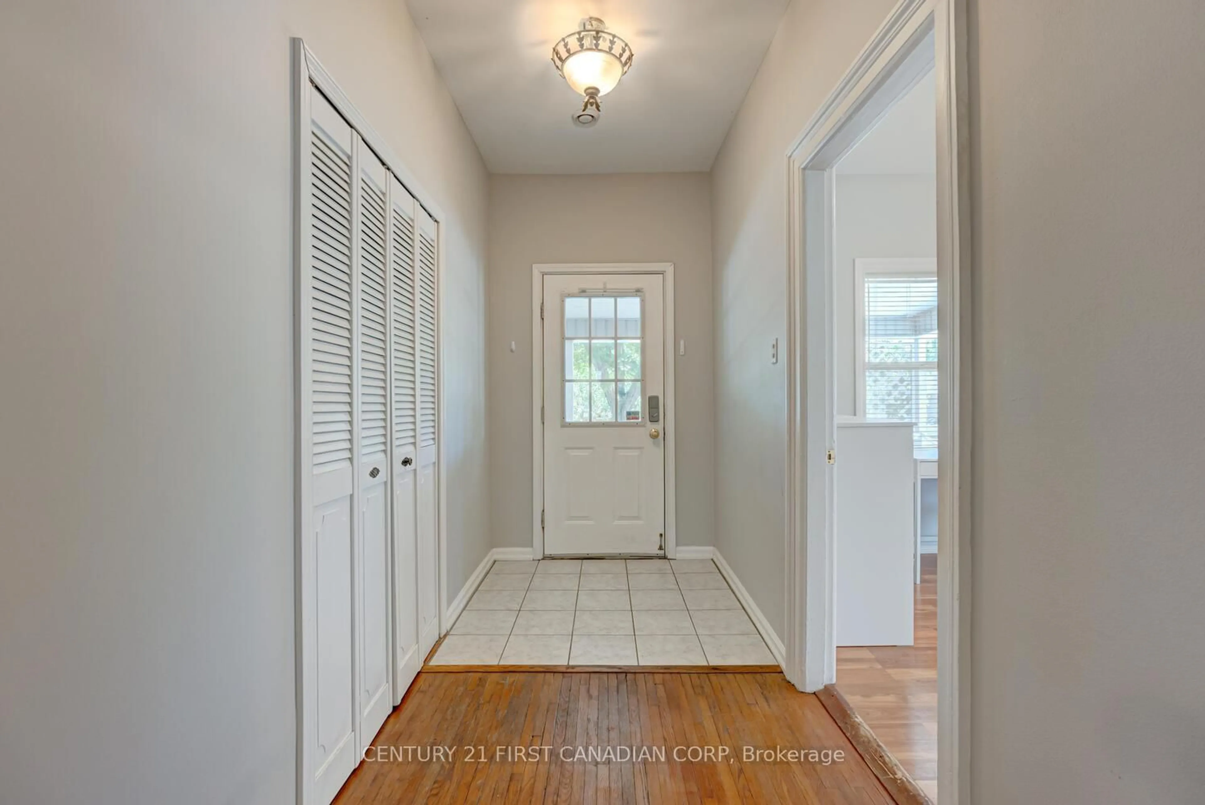 Indoor entryway for 49 CHARLES St, London North Ontario N6H 1H1